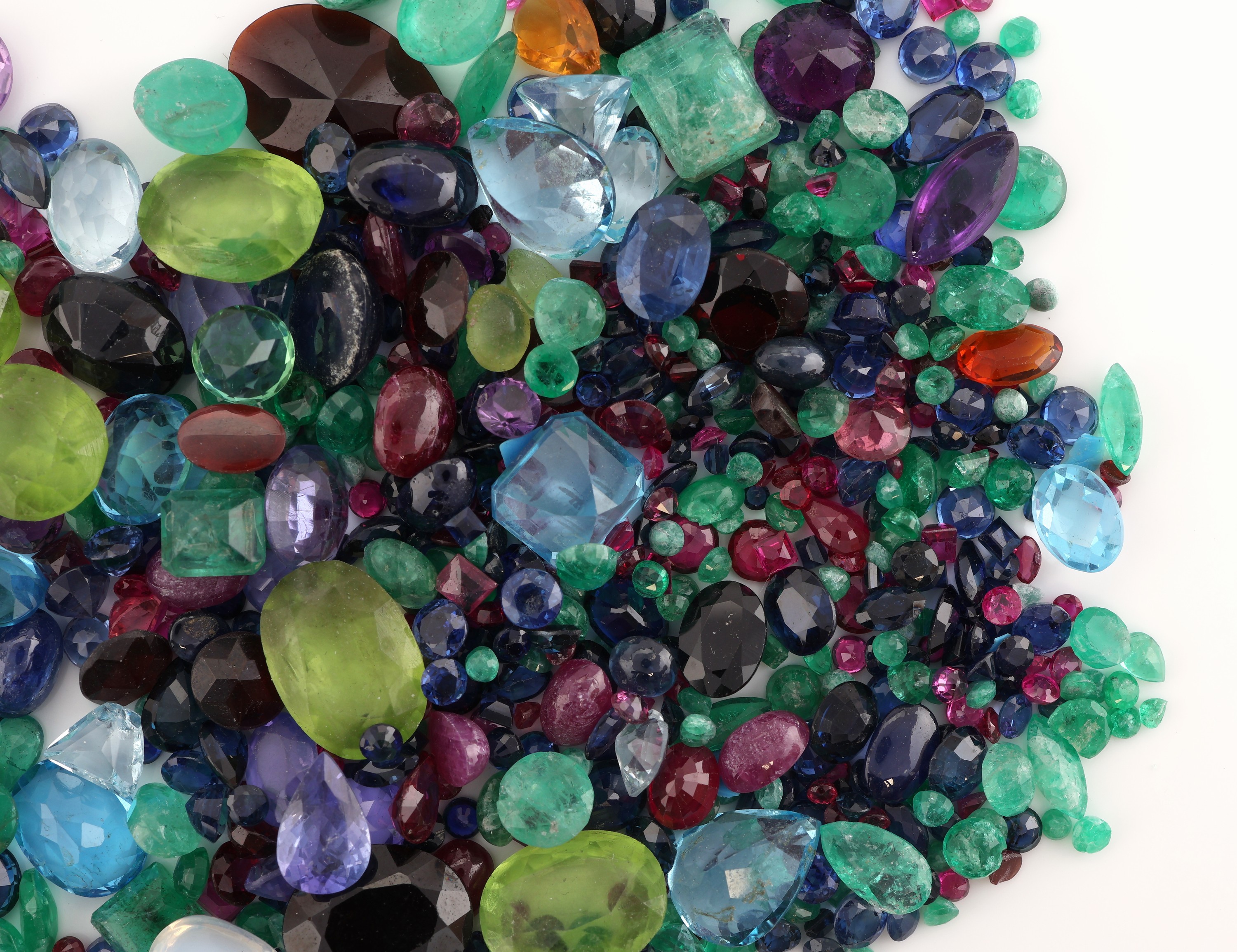 Detail b: Lot div. lose Farbsteine, ca. 202.30 ct, u.a. Granate, Smaragde, Rubine, Saphire, Peridots, Amethyste, teilw. Synthesen, versch. Schliffformen, ...