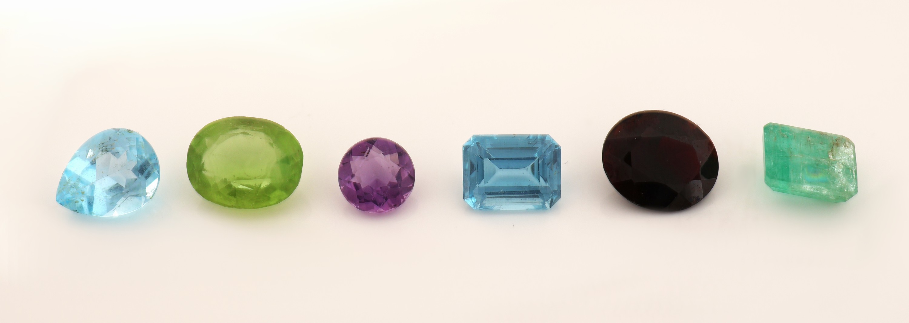 Detail c: Lot div. lose Farbsteine, ca. 202.30 ct, u.a. Granate, Smaragde, Rubine, Saphire, Peridots, Amethyste, teilw. Synthesen, versch. Schliffformen, ...