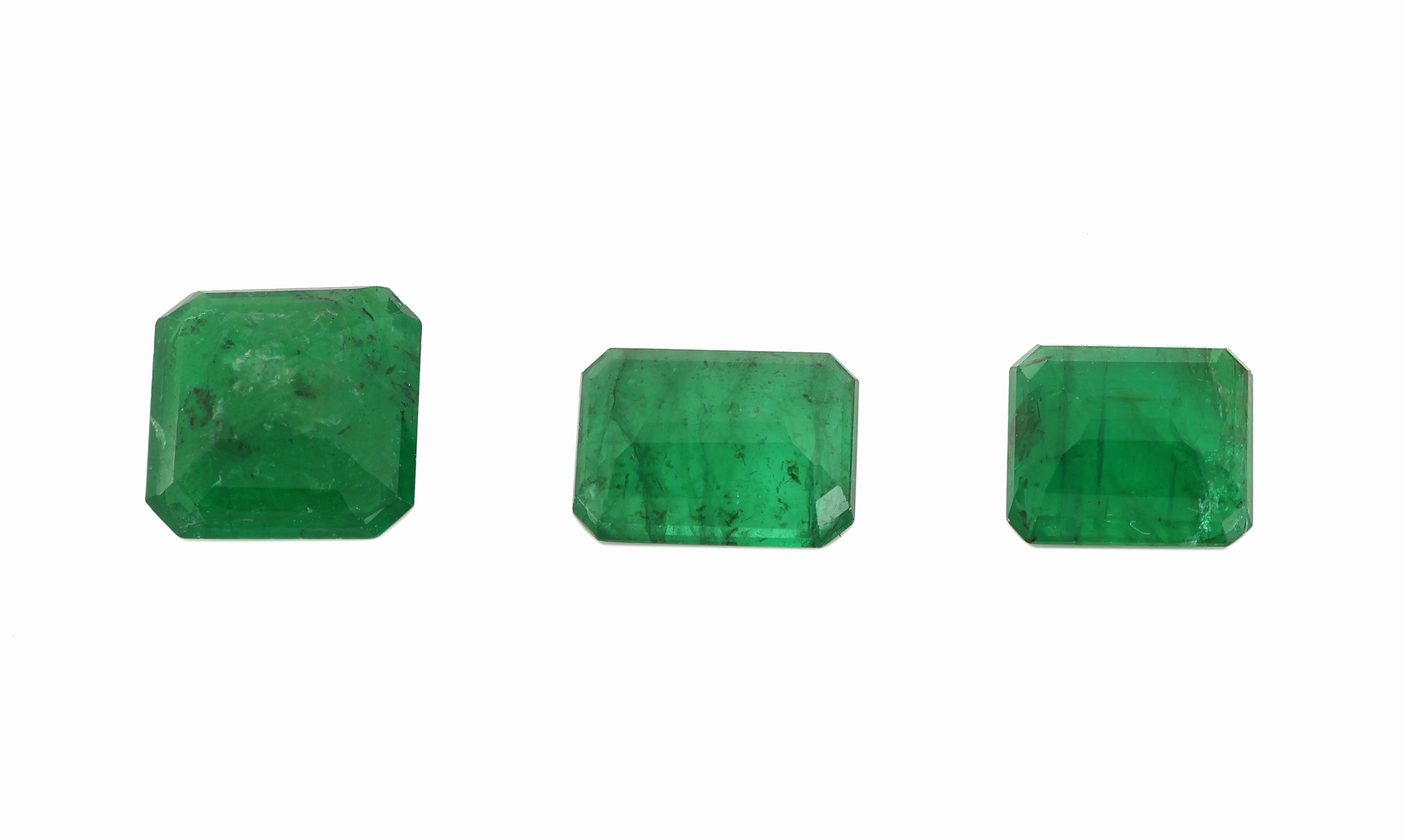 Detail a: Lot 3 lose Smaragde, zus. ca. 6.48 ct, Emerald-Cut, versch. Größen