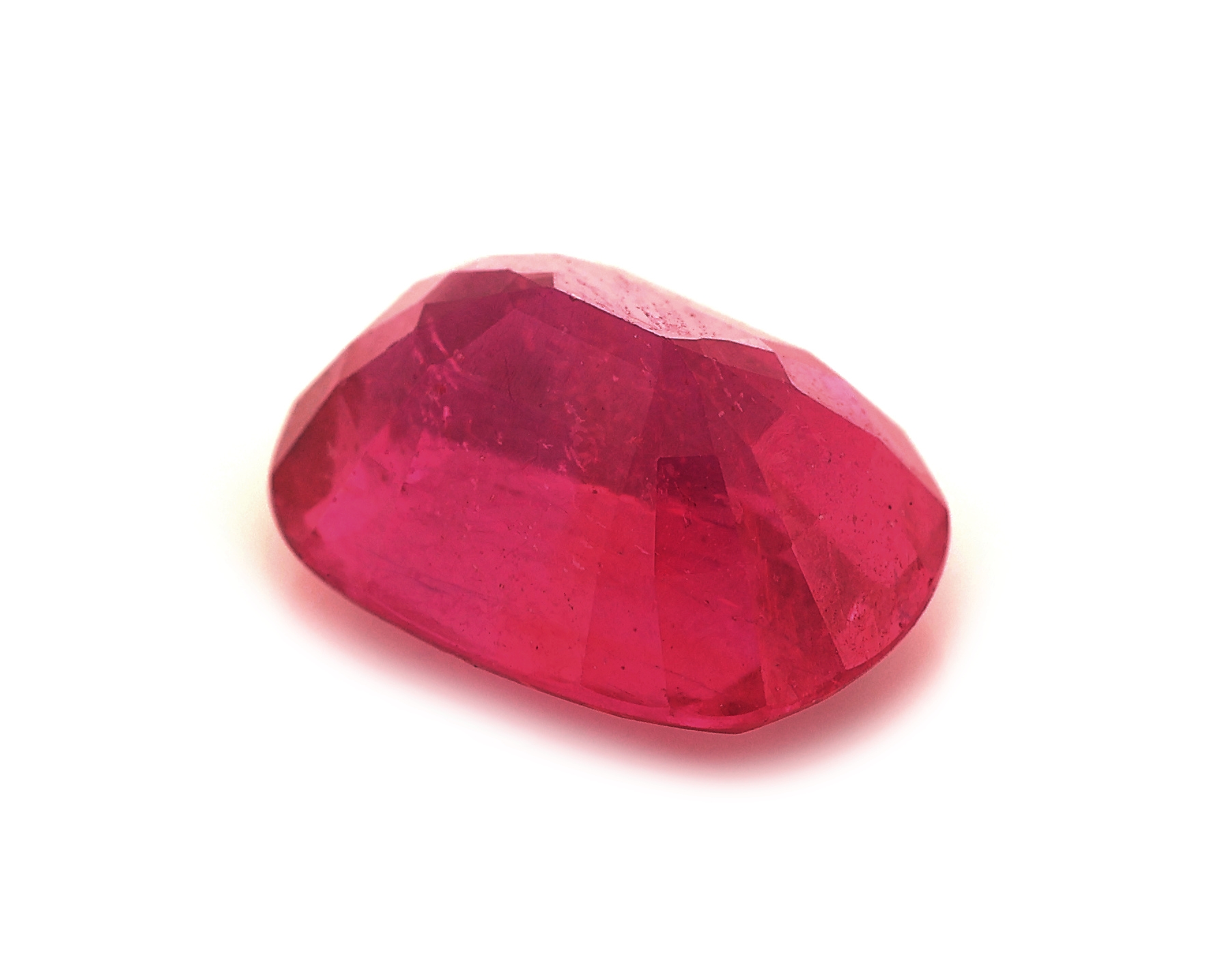 Detail b: Loser Rubin (beh.), ca. 5.04 ct, Kissenschliff