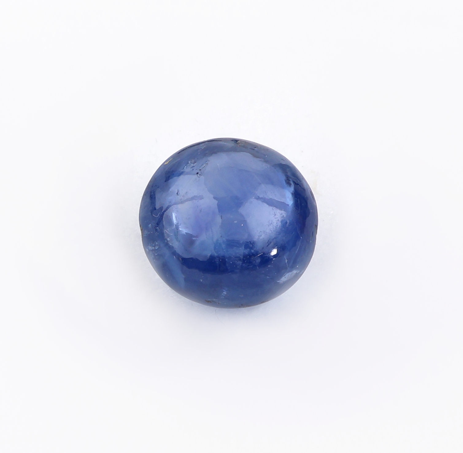Detail c: Loser Saphircabochon, ca. 6.15 ct, rund