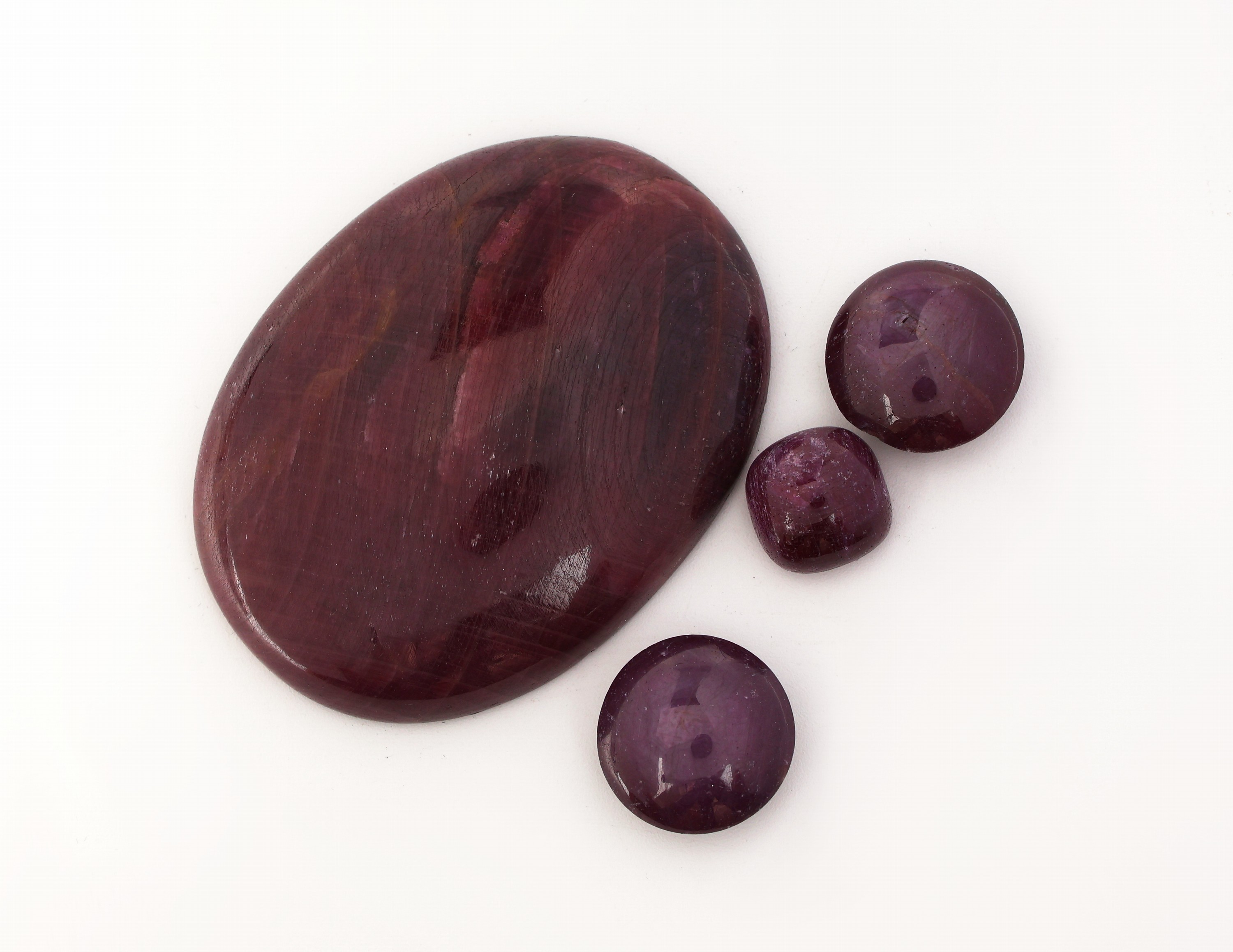 Image 27069929 - Lot 4 loose rubies, total approx. 247.30 ct, cabochons in different sizes