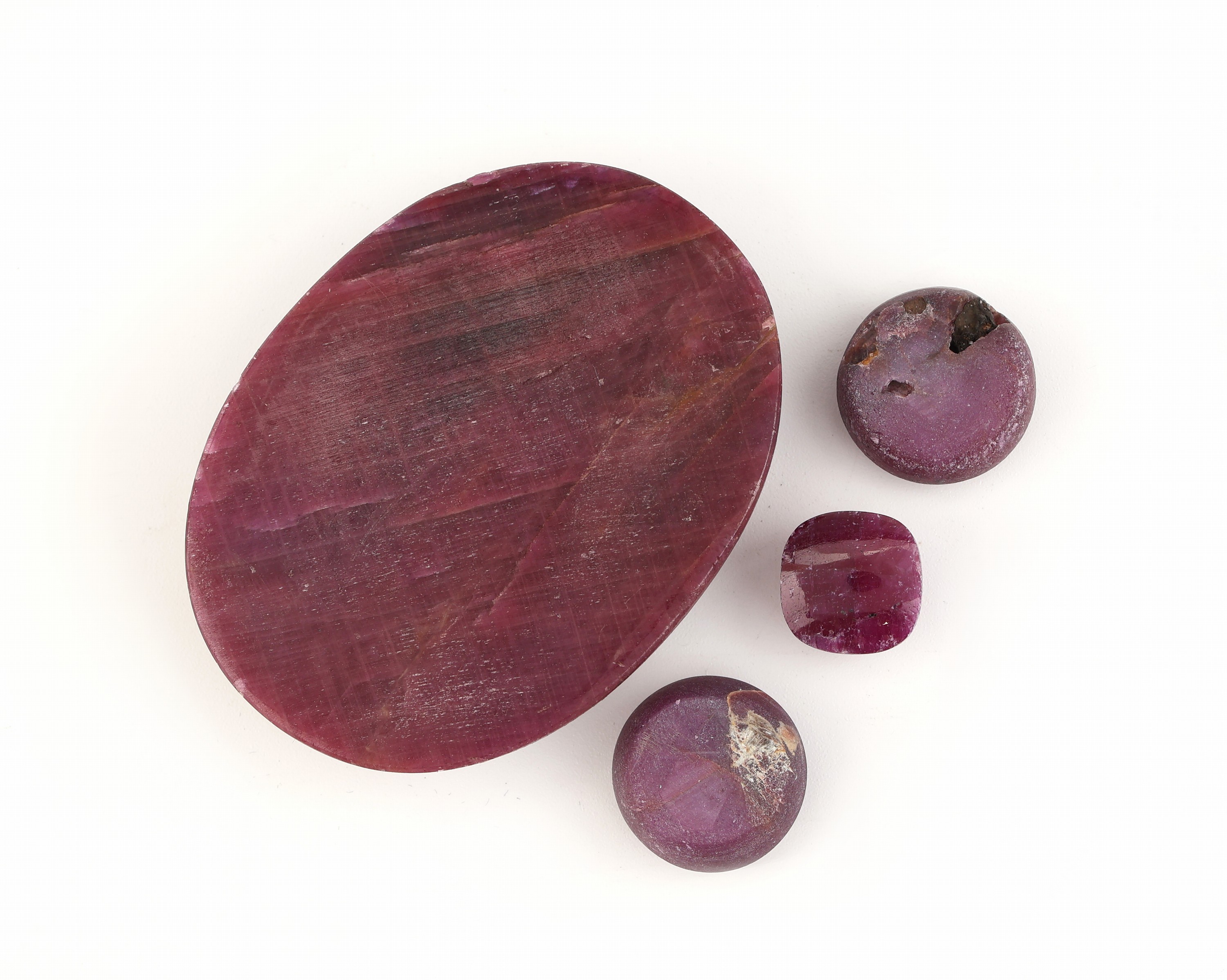 Detail a: Lot 4 lose Rubine, zus. ca. 247.30 ct, Cabochons in versch. Größen