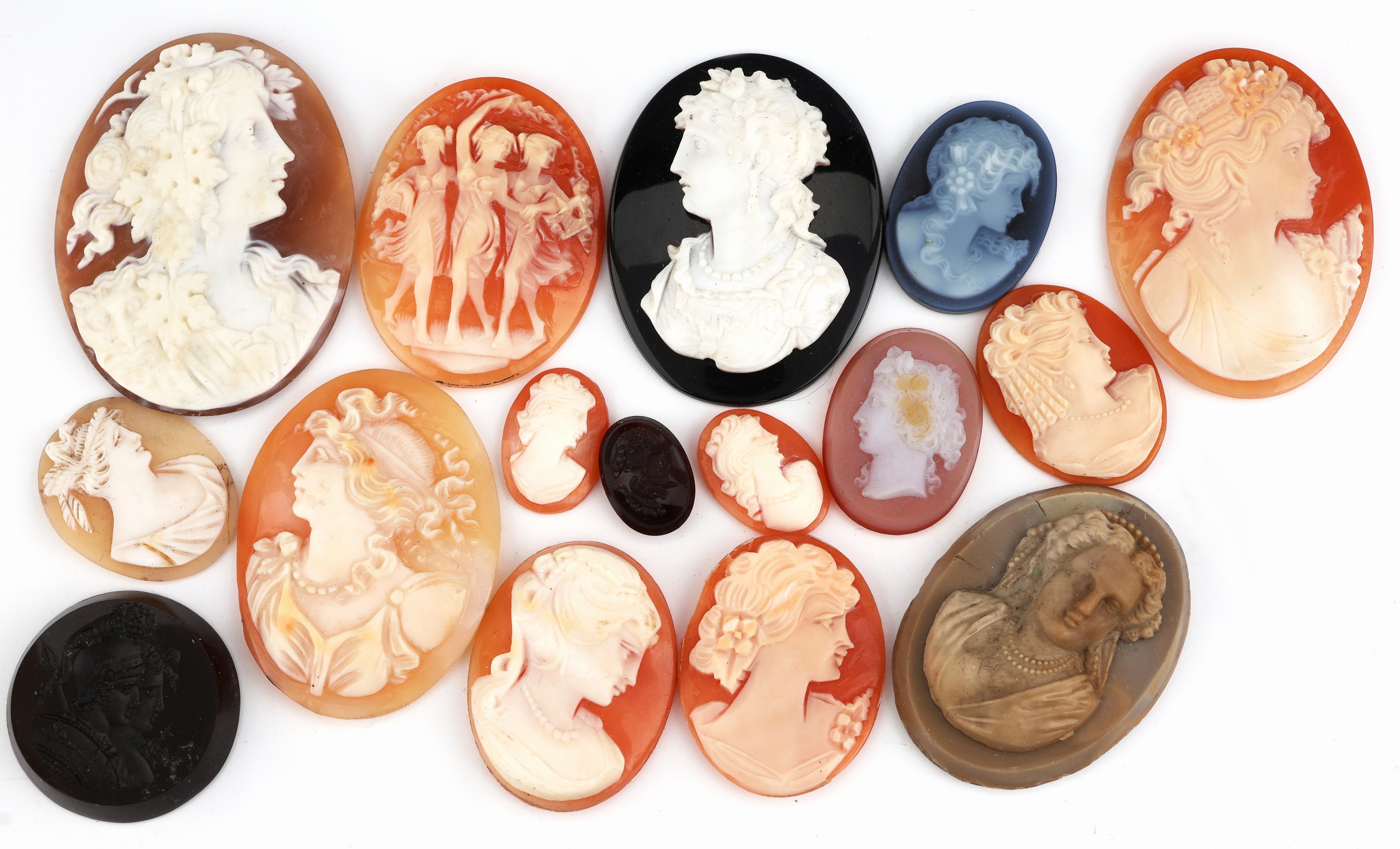 Image 27069933 - Lot 16 lose Gemmen, versch. Materialien, Muschel, Lagenstein und Achat, versch. Größen, ...