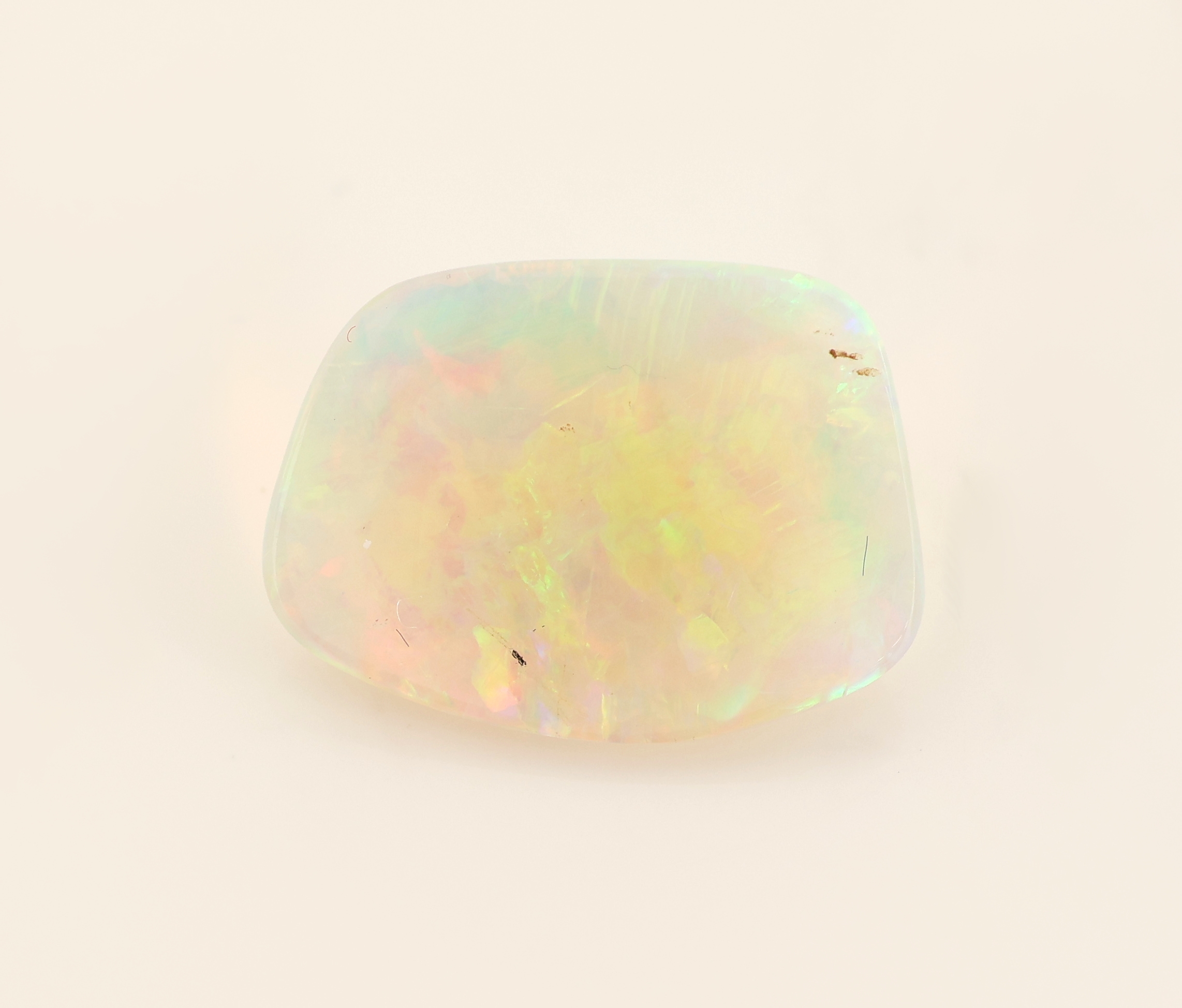 Detail b: Loser Opal, ca. 4.99 ct, unf. Cabochon, schönes Farbspiel