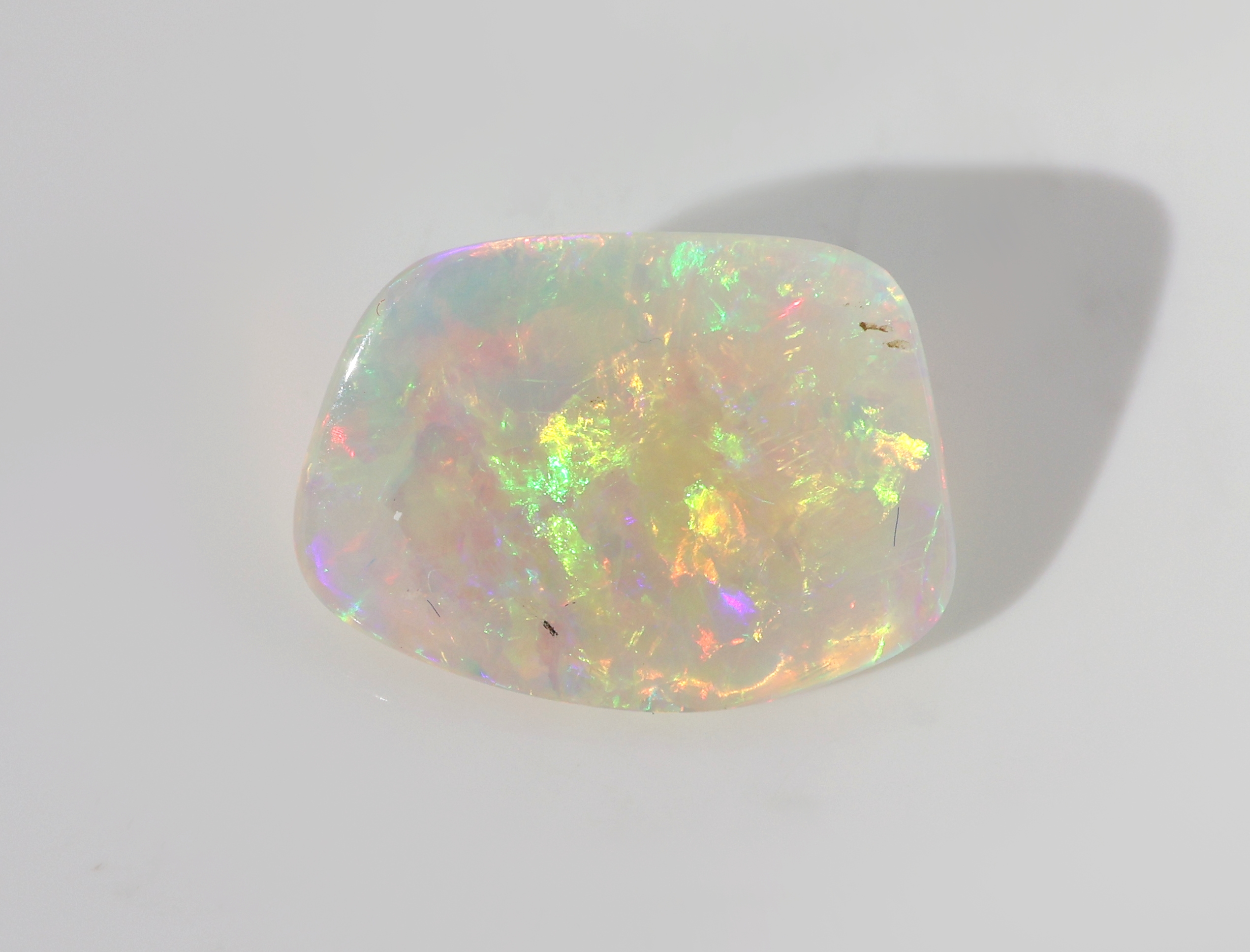 Detail c: Loser Opal, ca. 4.99 ct, unf. Cabochon, schönes Farbspiel
