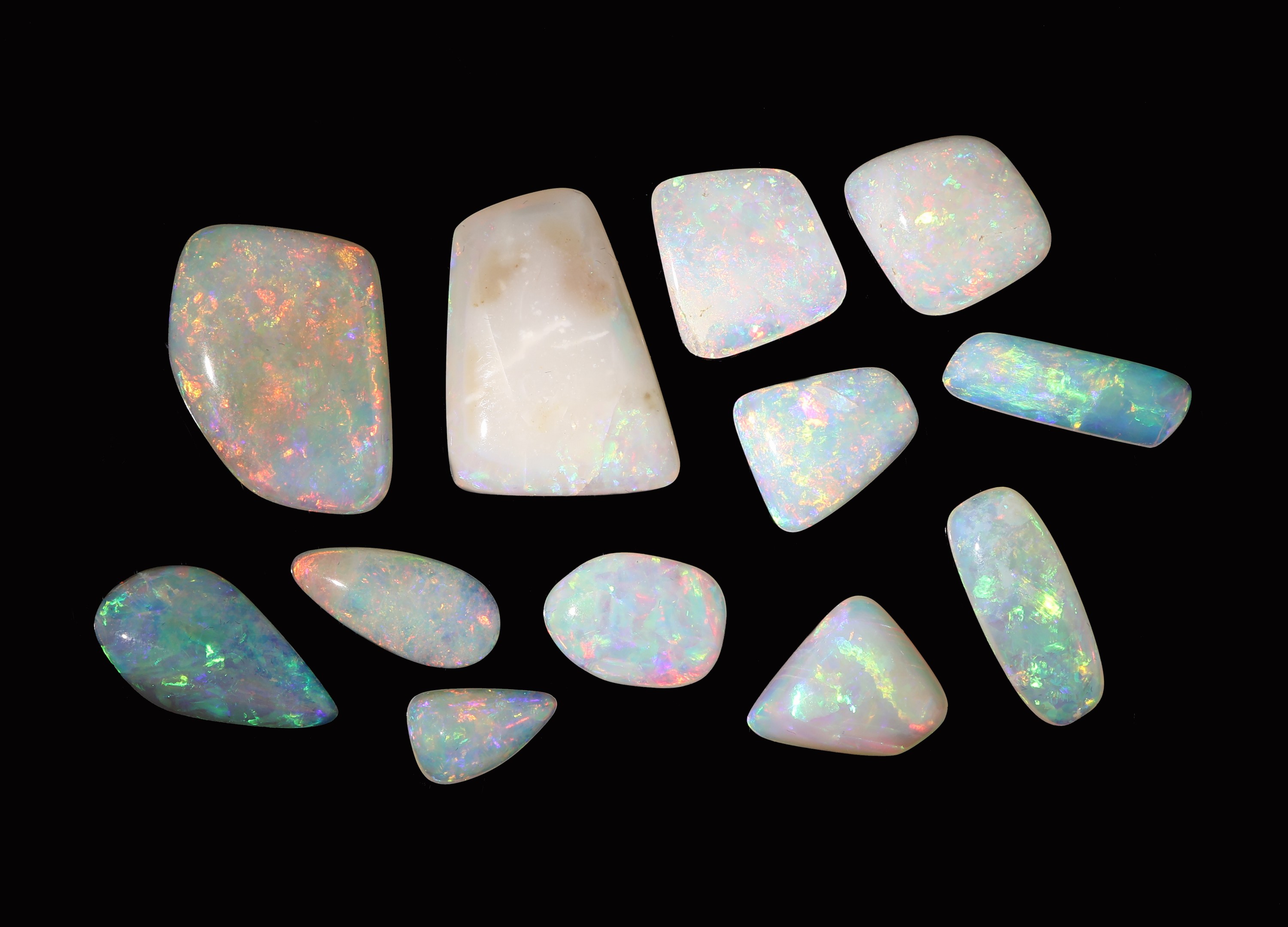 Detail a: Lot 12 lose Opale, zus. ca. 28.52 ct, Cabochons in versch. Größen und Formen