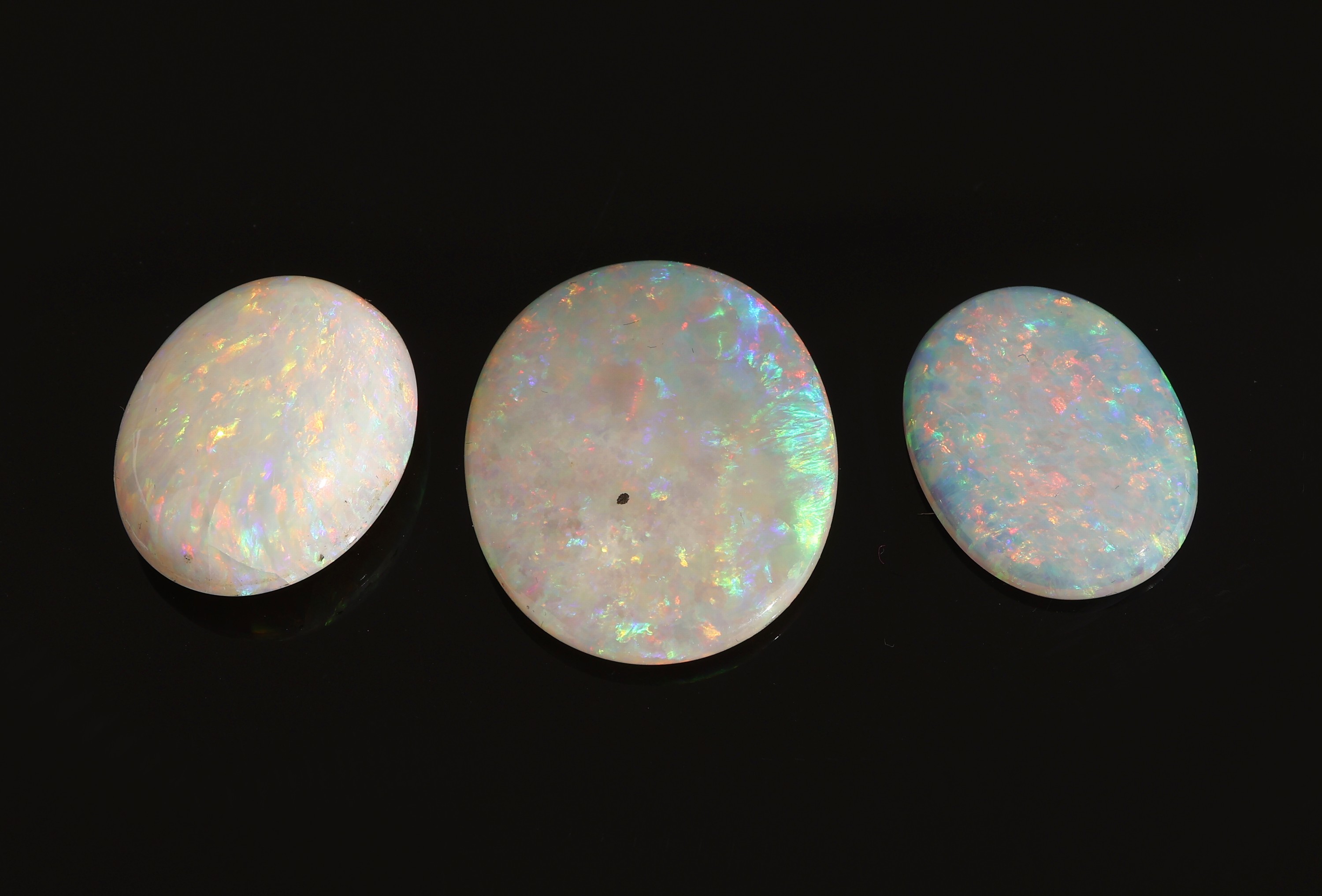 Detail b: Lot 3 lose Opale, zus. ca. 25.21 ct, versch. Größen