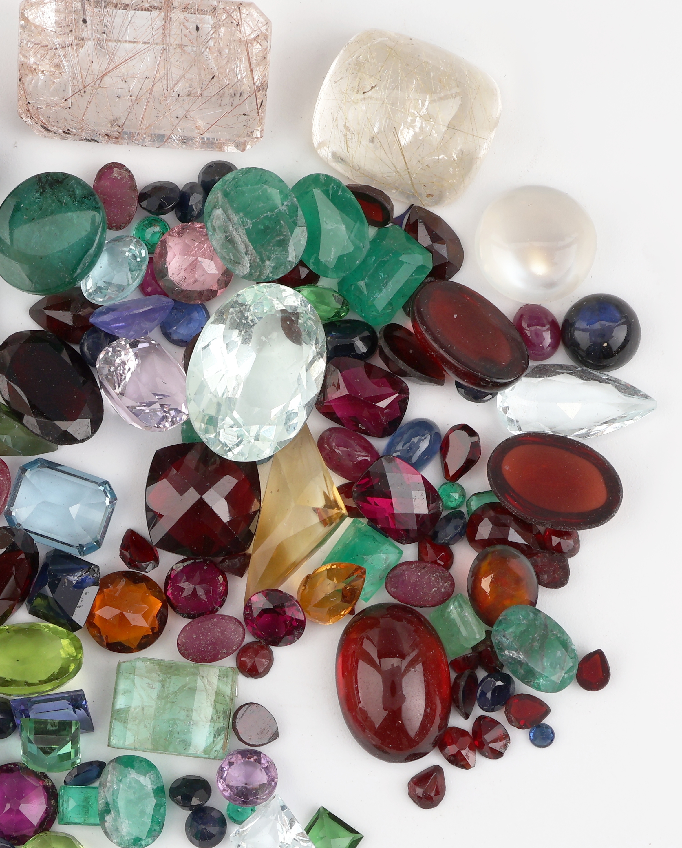 Detail a: Lot div. lose Farbsteine, zus. ca. 274.9 ct, Rutilquarze, Granate, Peridots, Smaragde etc. versch. Schliffformen, Größen und Farben, Ausfassware ...