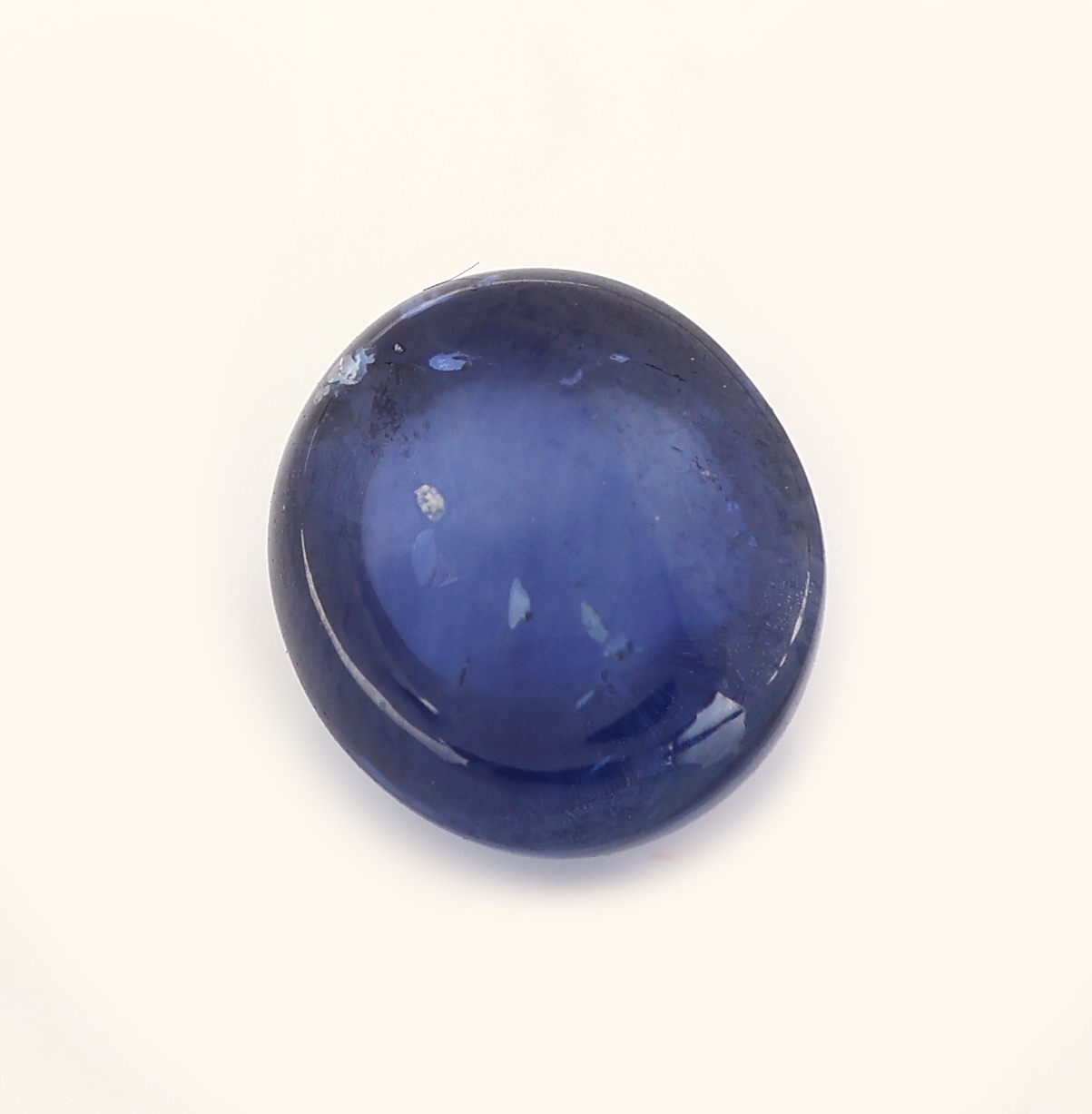 Detail a: Loser Saphircabochon, ca. 3.80 ct, oval
