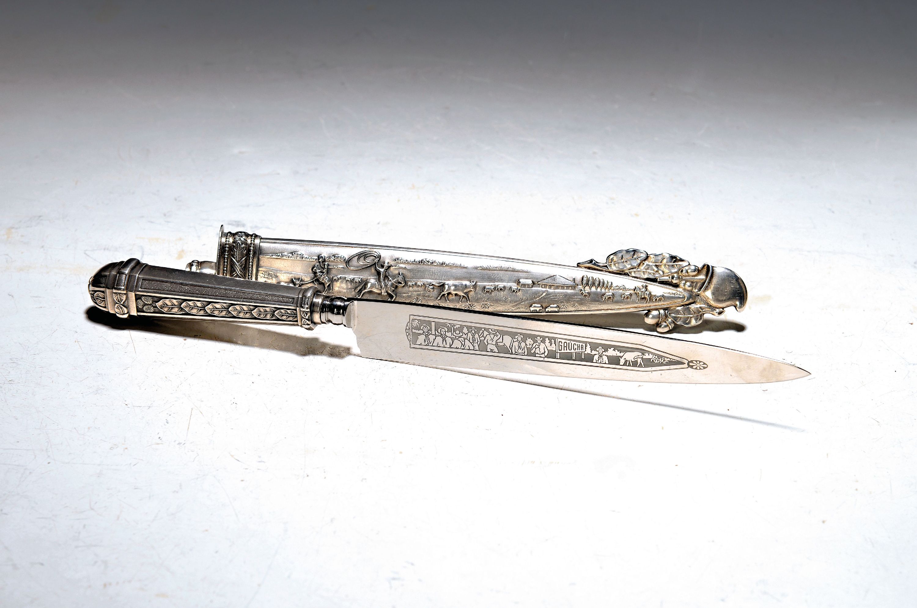 Jagdmesser, 20. Jh., Scheide Silber geprüft, Stahlklinge, Silberscheide reliefiert mit Weidevieh und Eichenlaub, Gesamtl. ca. 31.5cm