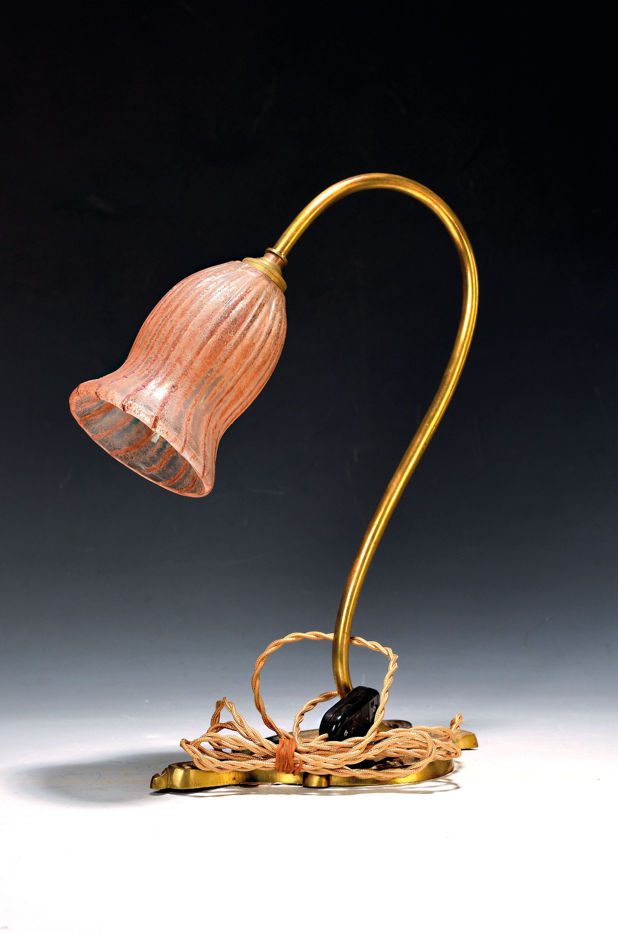 Image 27069945 - Table lamp, Daum France, around 1900-10, brassbase, shade signed. Daum, with melted red- ...