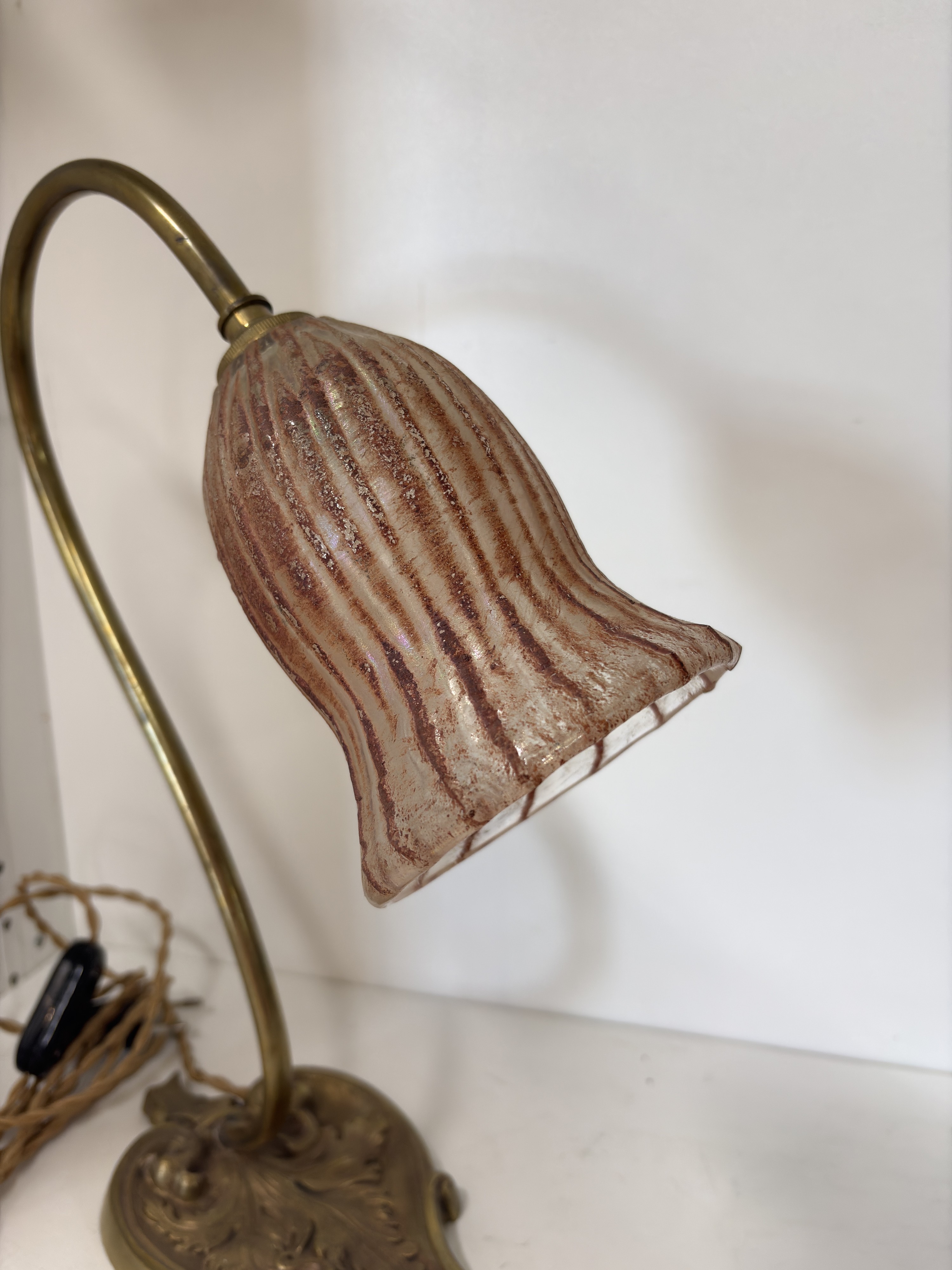 Detail a: Tischlampe, Daum France, um 1900-10, Messingfuß, Schirm sign. Daum, mit eingeschmolzenen rotbraunen Streifen, Elektr. nicht geprüft, H. ca. 35cm