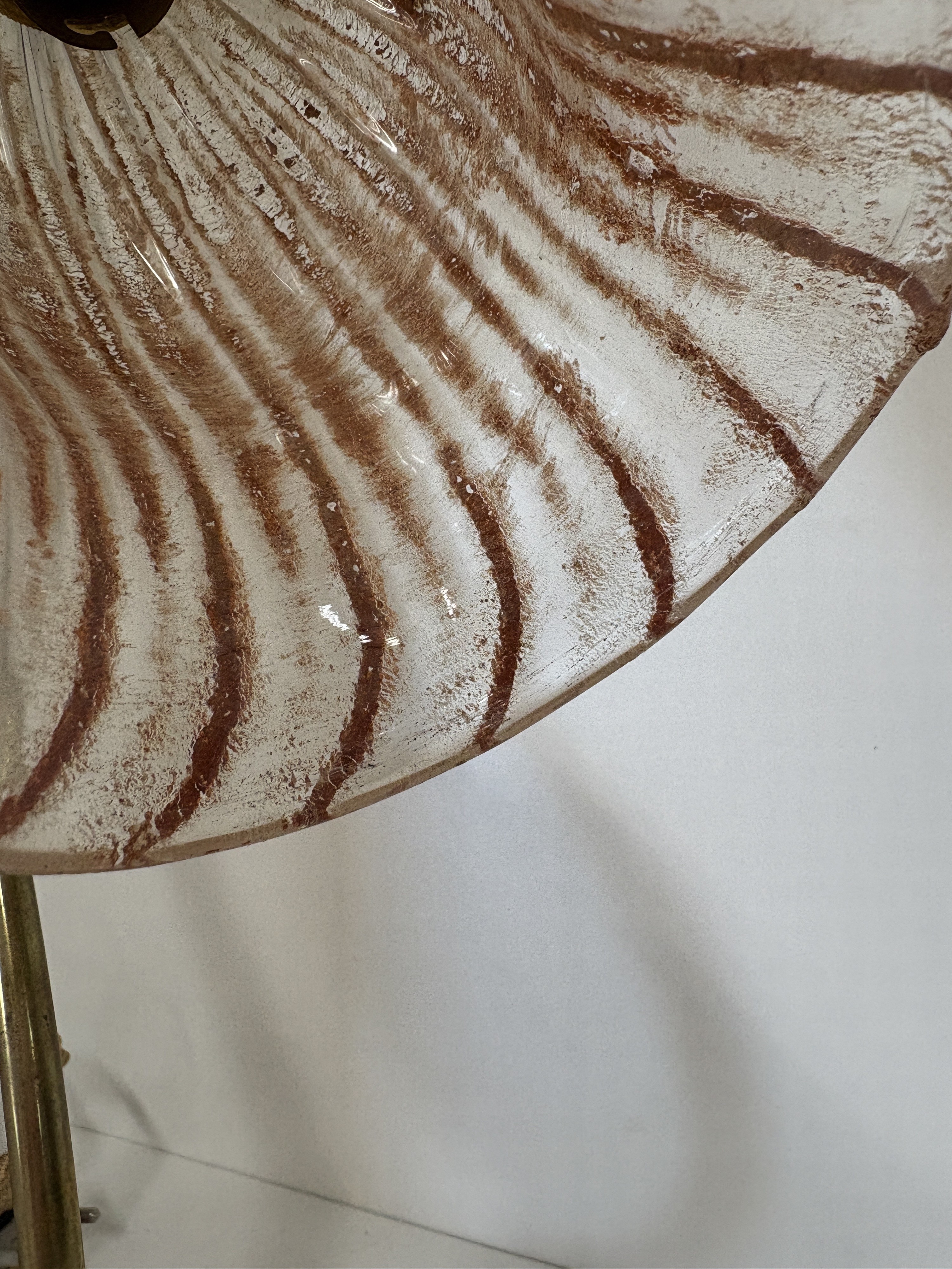 Detail c: Tischlampe, Daum France, um 1900-10, Messingfuß, Schirm sign. Daum, mit eingeschmolzenen rotbraunen Streifen, Elektr. nicht geprüft, H. ca. 35cm