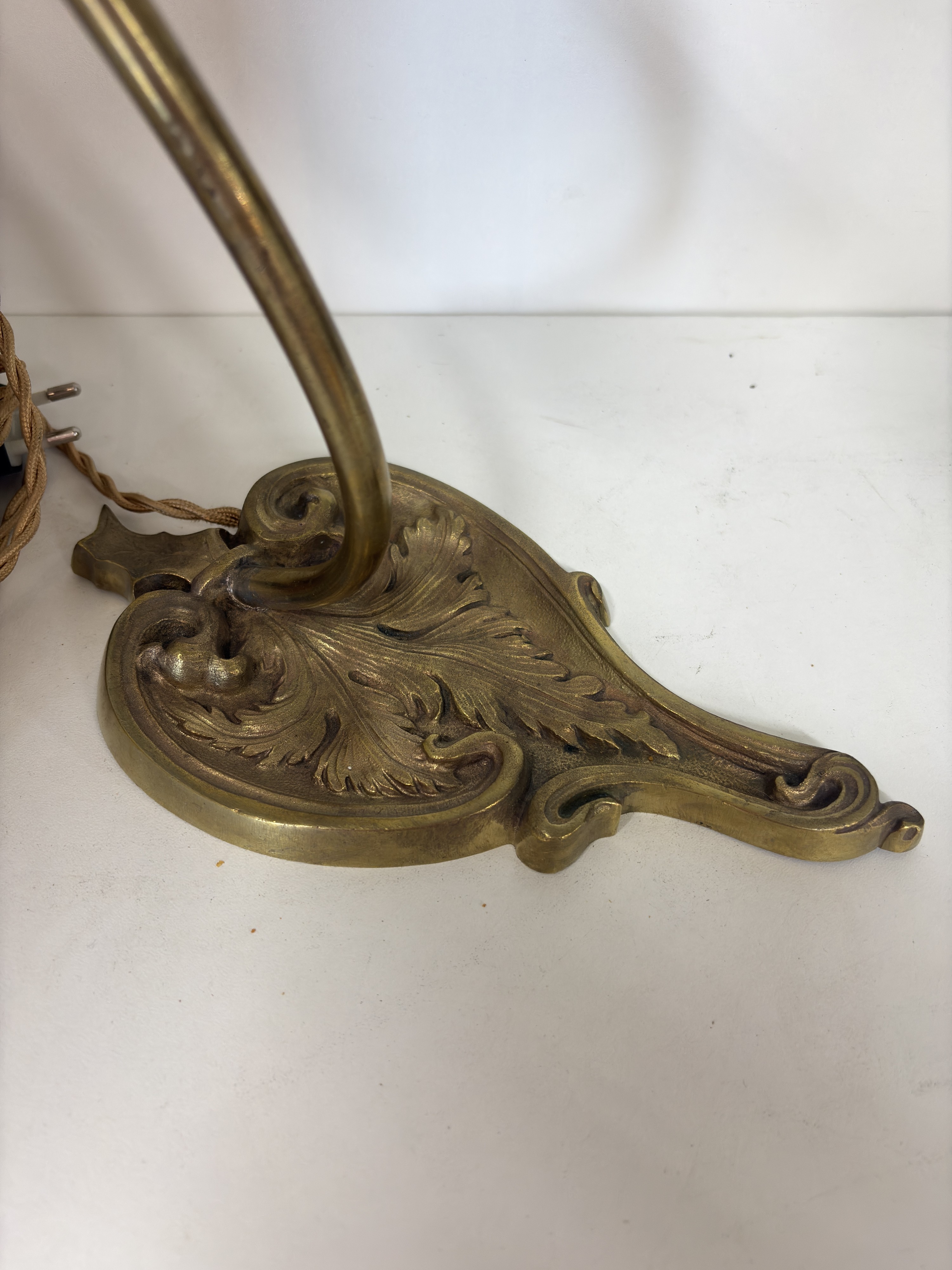 Detail d: Tischlampe, Daum France, um 1900-10, Messingfuß, Schirm sign. Daum, mit eingeschmolzenen rotbraunen Streifen, Elektr. nicht geprüft, H. ca. 35cm