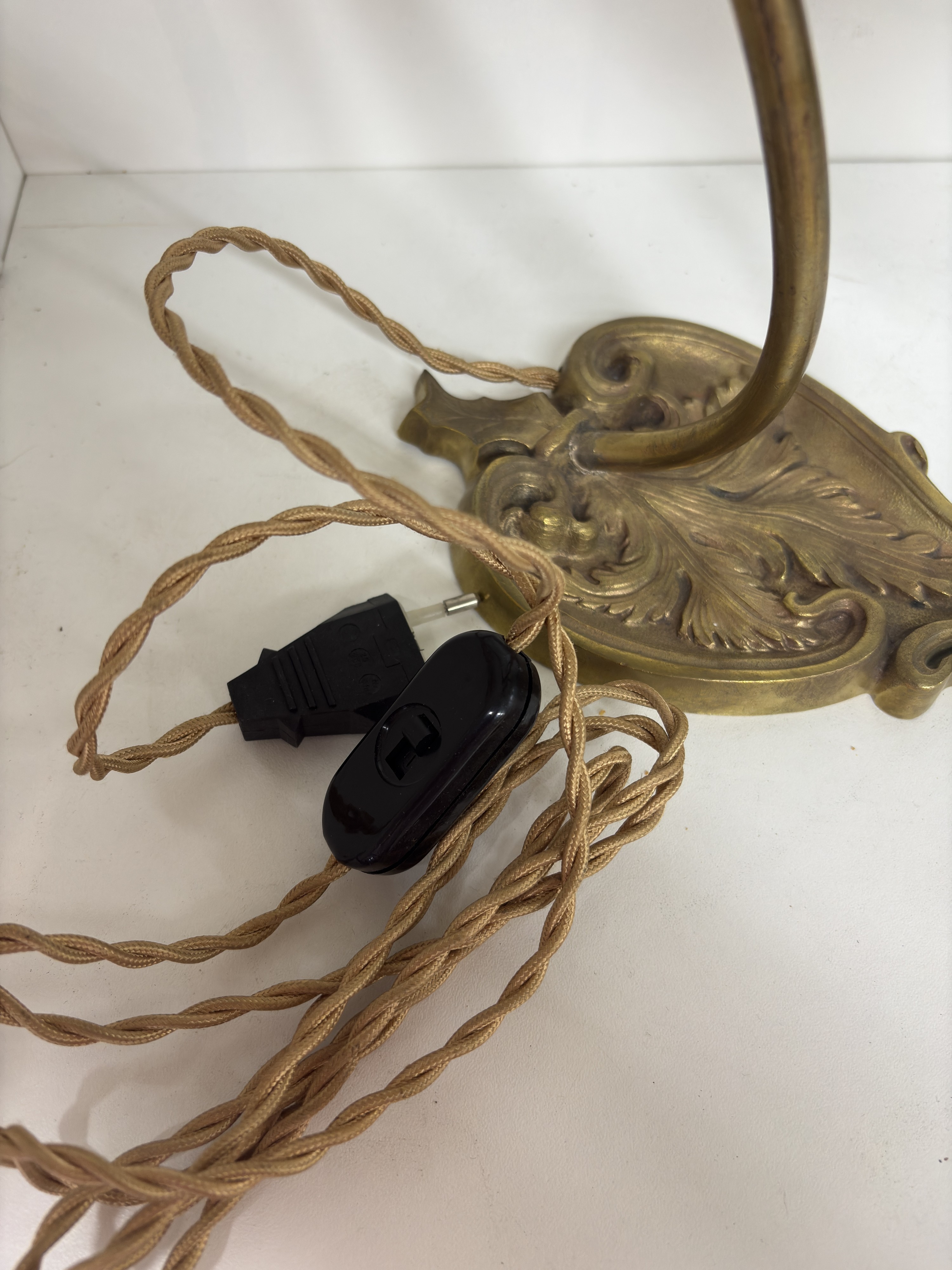 Detail e: Tischlampe, Daum France, um 1900-10, Messingfuß, Schirm sign. Daum, mit eingeschmolzenen rotbraunen Streifen, Elektr. nicht geprüft, H. ca. 35cm