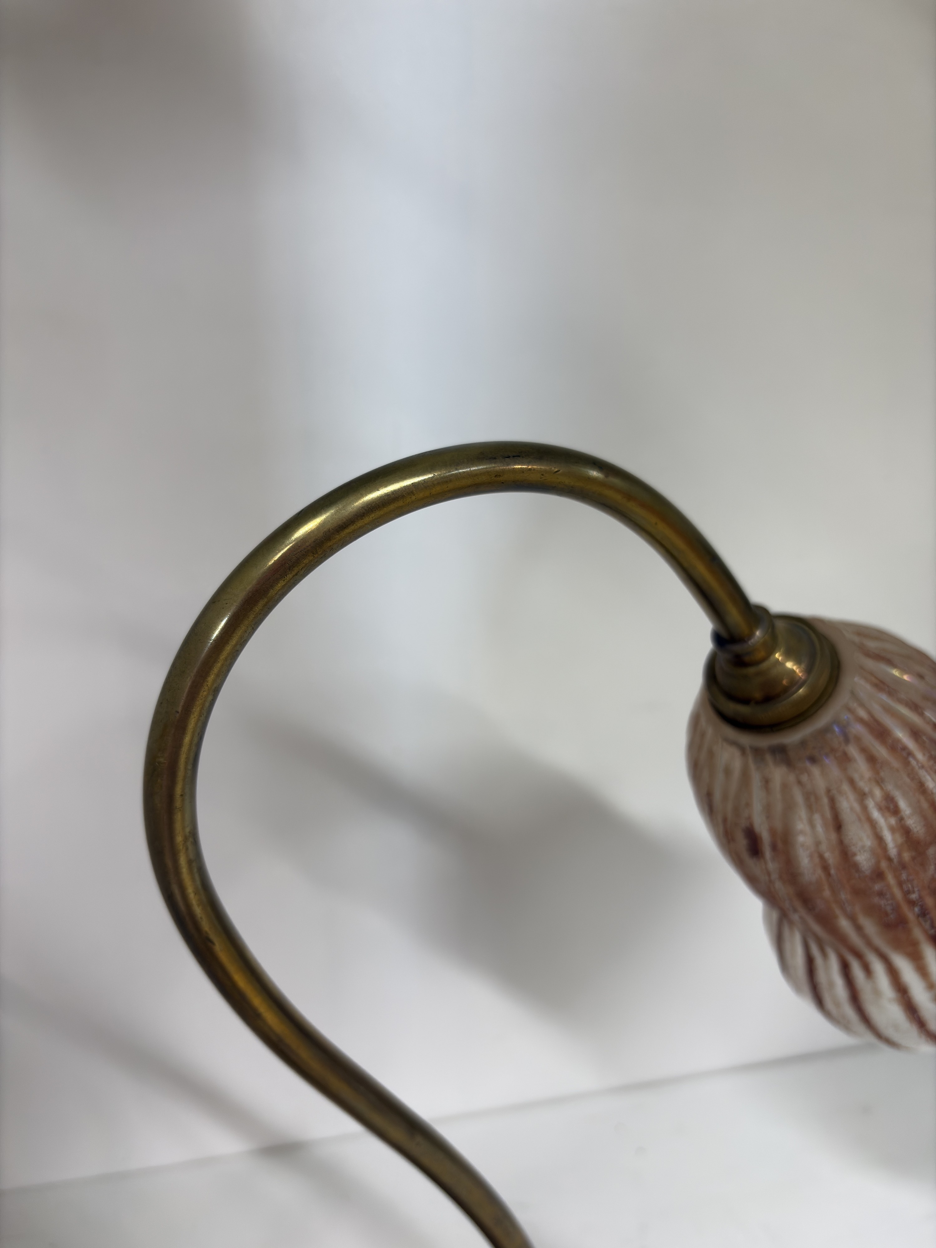 Detail f: Tischlampe, Daum France, um 1900-10, Messingfuß, Schirm sign. Daum, mit eingeschmolzenen rotbraunen Streifen, Elektr. nicht geprüft, H. ca. 35cm