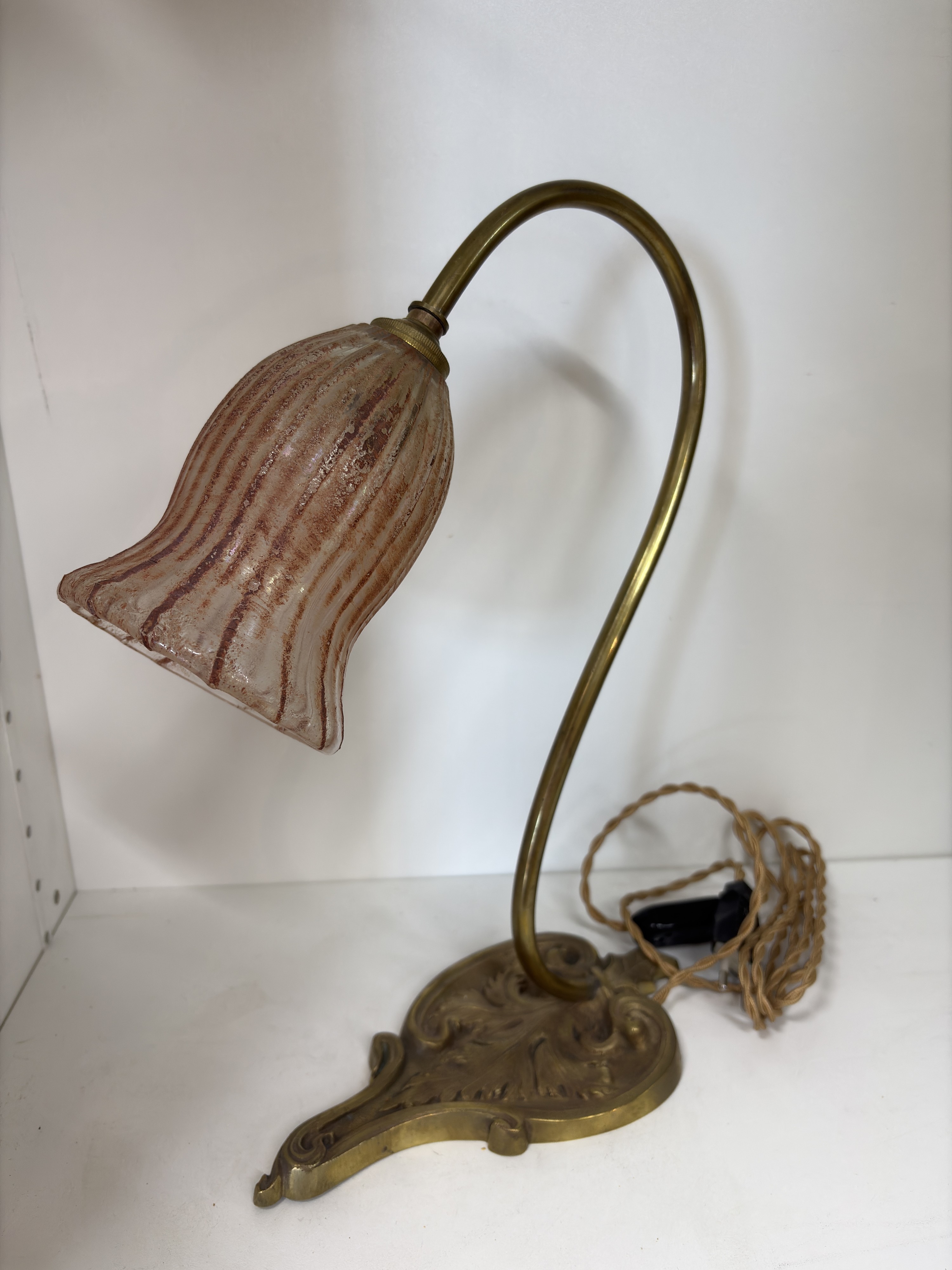 Detail g: Tischlampe, Daum France, um 1900-10, Messingfuß, Schirm sign. Daum, mit eingeschmolzenen rotbraunen Streifen, Elektr. nicht geprüft, H. ca. 35cm