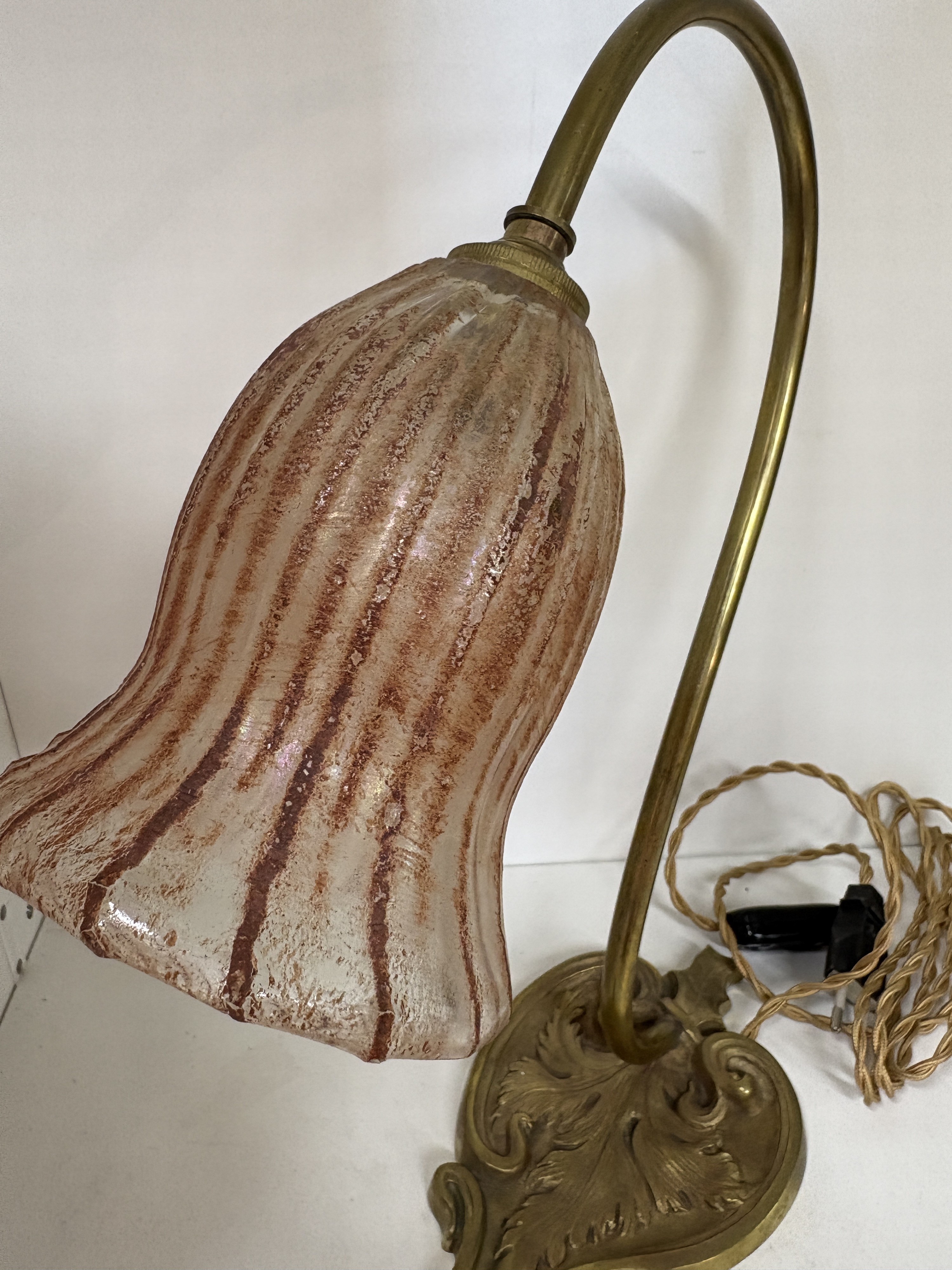 Detail h: Tischlampe, Daum France, um 1900-10, Messingfuß, Schirm sign. Daum, mit eingeschmolzenen rotbraunen Streifen, Elektr. nicht geprüft, H. ca. 35cm