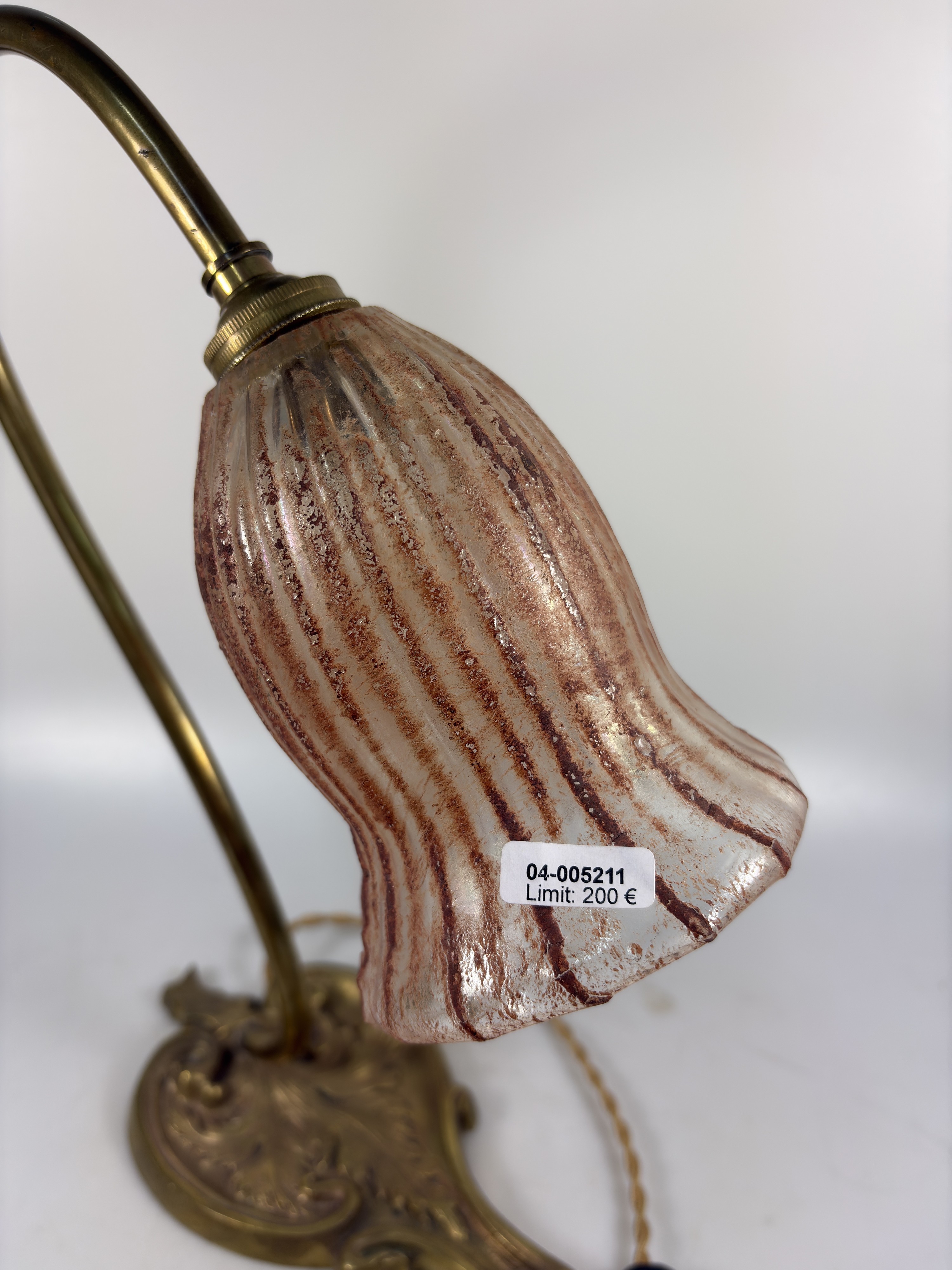 Detail i: Tischlampe, Daum France, um 1900-10, Messingfuß, Schirm sign. Daum, mit eingeschmolzenen rotbraunen Streifen, Elektr. nicht geprüft, H. ca. 35cm