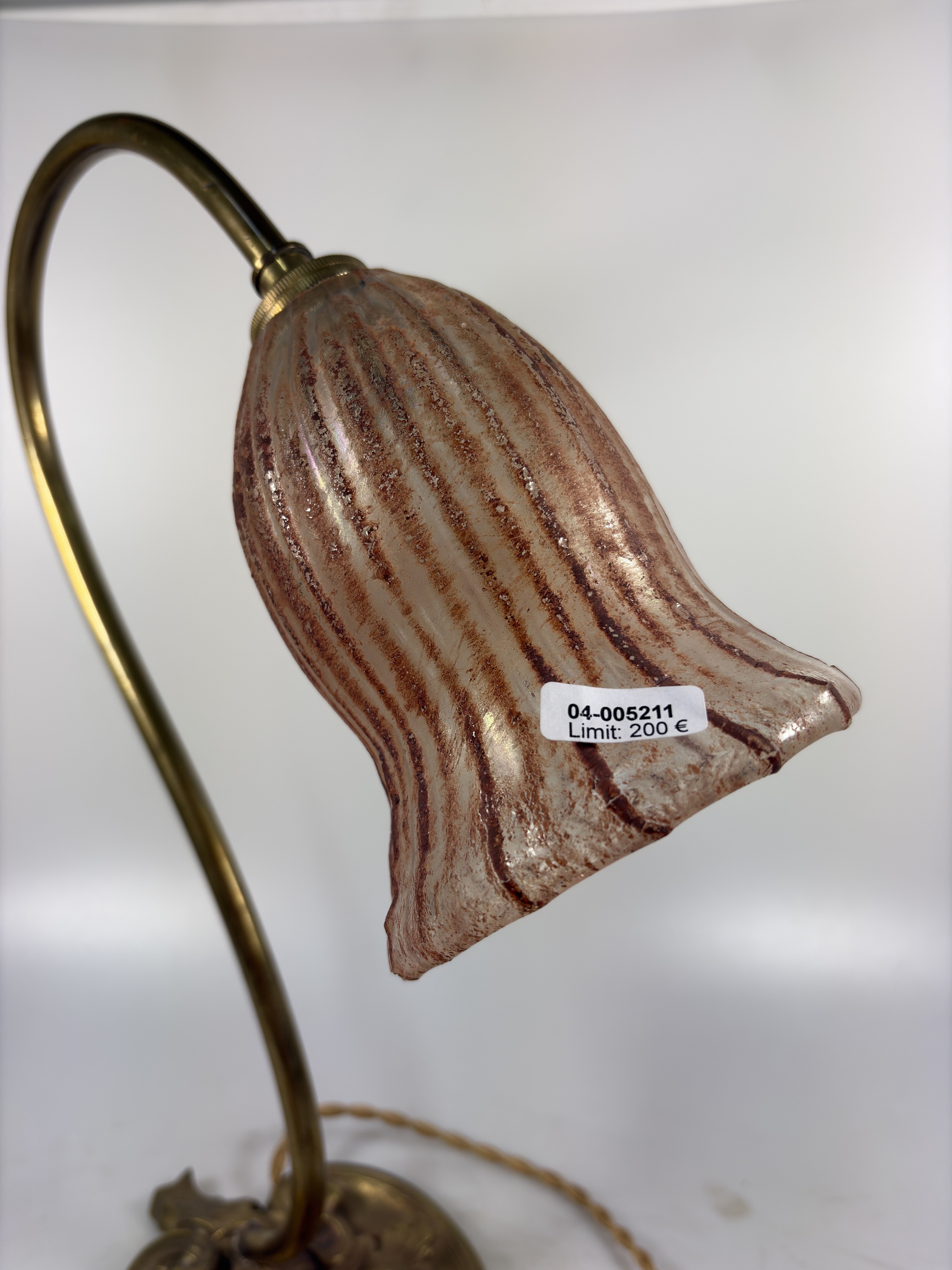 Detail j: Tischlampe, Daum France, um 1900-10, Messingfuß, Schirm sign. Daum, mit eingeschmolzenen rotbraunen Streifen, Elektr. nicht geprüft, H. ca. 35cm