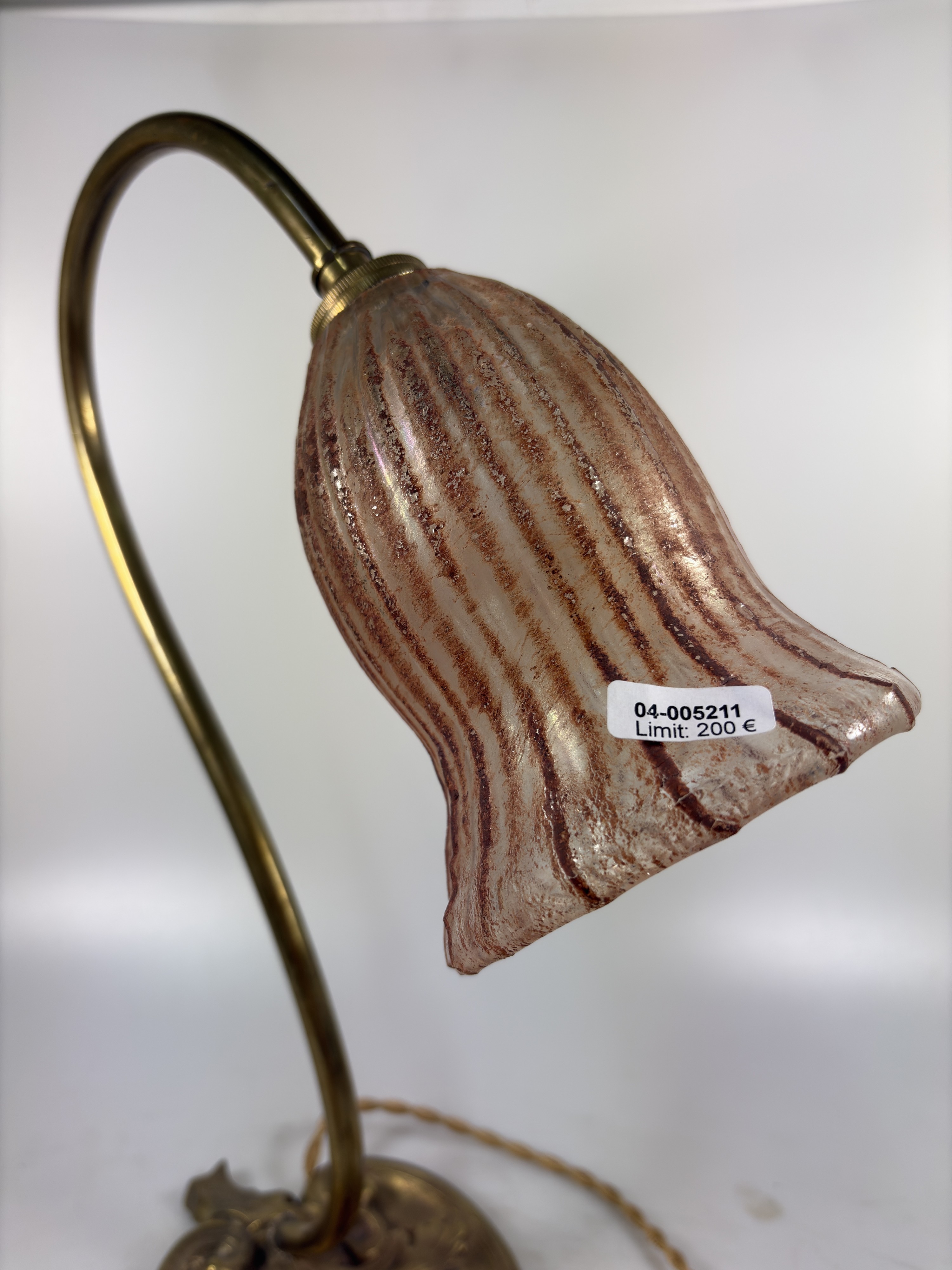 Detail k: Tischlampe, Daum France, um 1900-10, Messingfuß, Schirm sign. Daum, mit eingeschmolzenen rotbraunen Streifen, Elektr. nicht geprüft, H. ca. 35cm