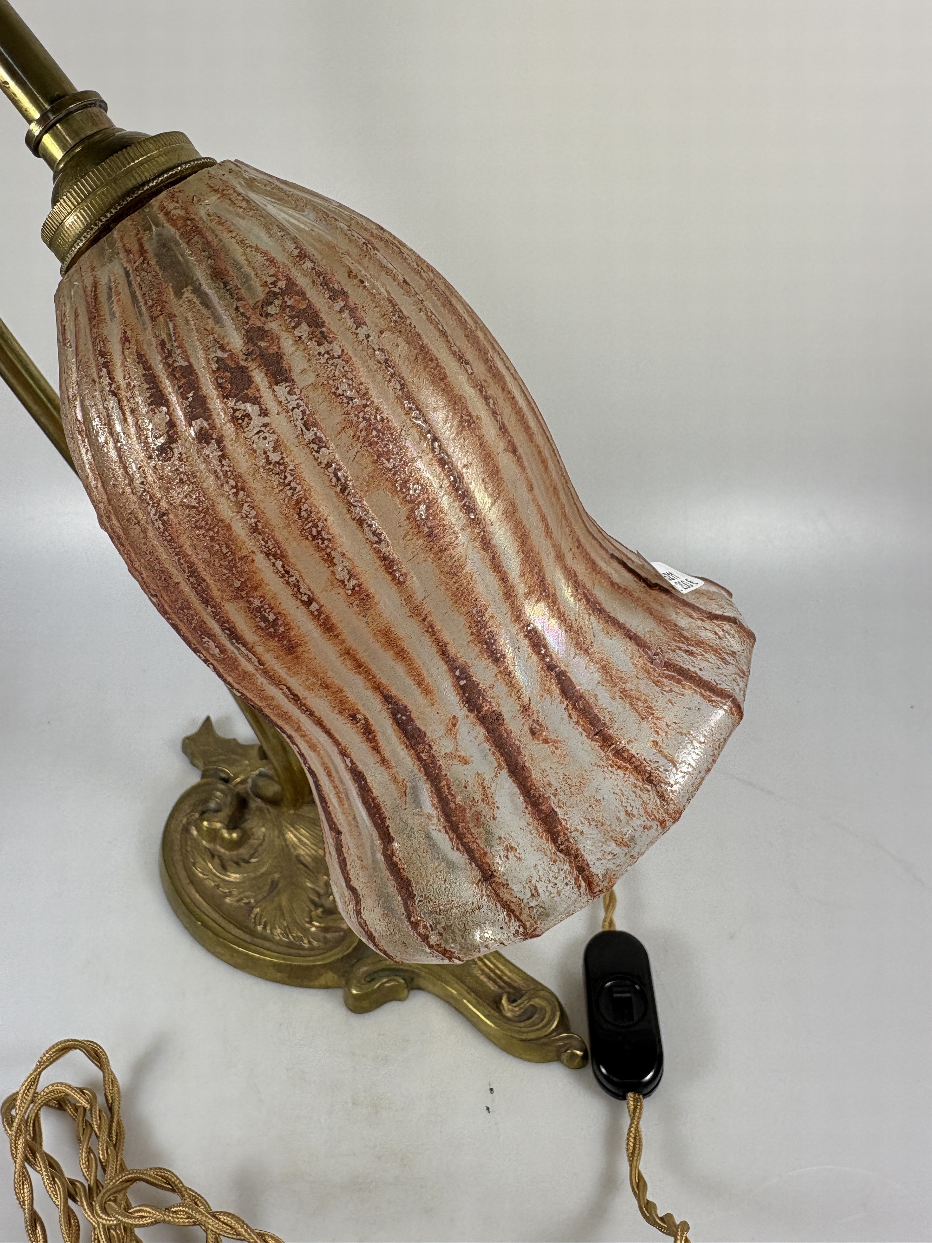 Detail l: Tischlampe, Daum France, um 1900-10, Messingfuß, Schirm sign. Daum, mit eingeschmolzenen rotbraunen Streifen, Elektr. nicht geprüft, H. ca. 35cm
