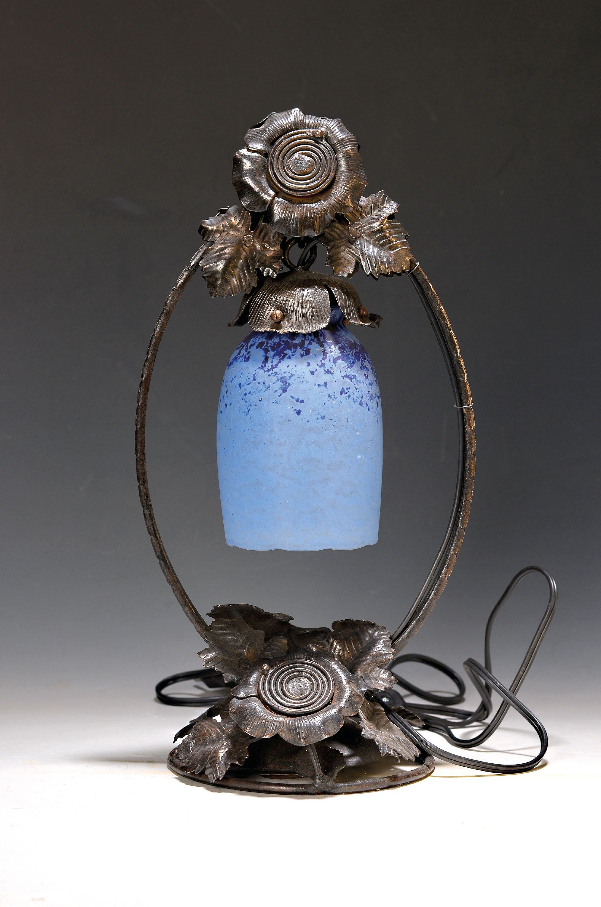 Tischlampe, A. Delatte, 1920er Jahre, schmiedeeiserne Montur mit Blattwerk, Schirm mit blauen Einpuderungen, sign., Elektr. nicht geprüft, H. ca. ...