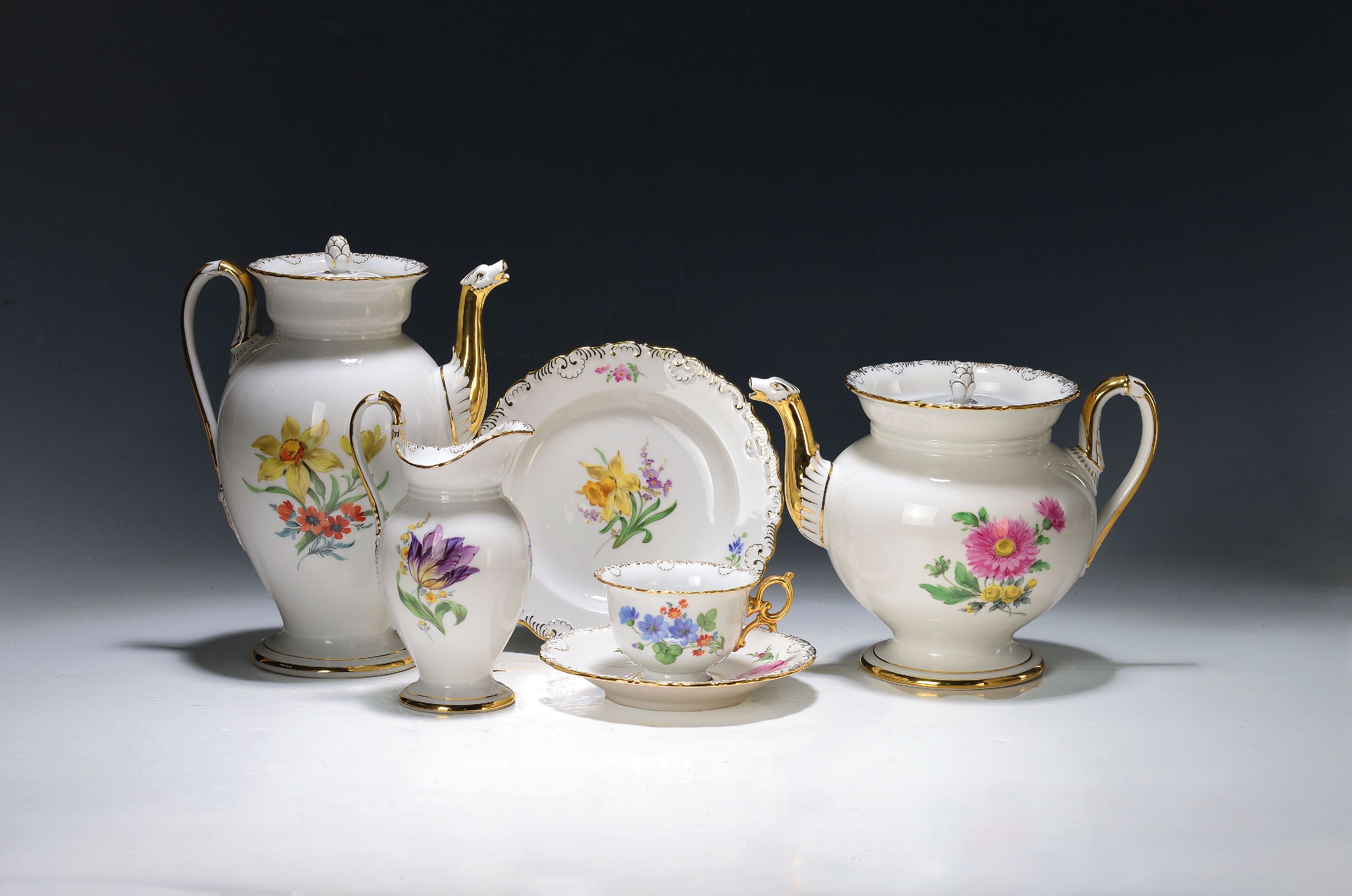 Image 27069952 - Kaffee- und Teeservice, Meissen, Pfeifferzeit, 1.Wahl, Porzellan, Gold angespitzt, ...