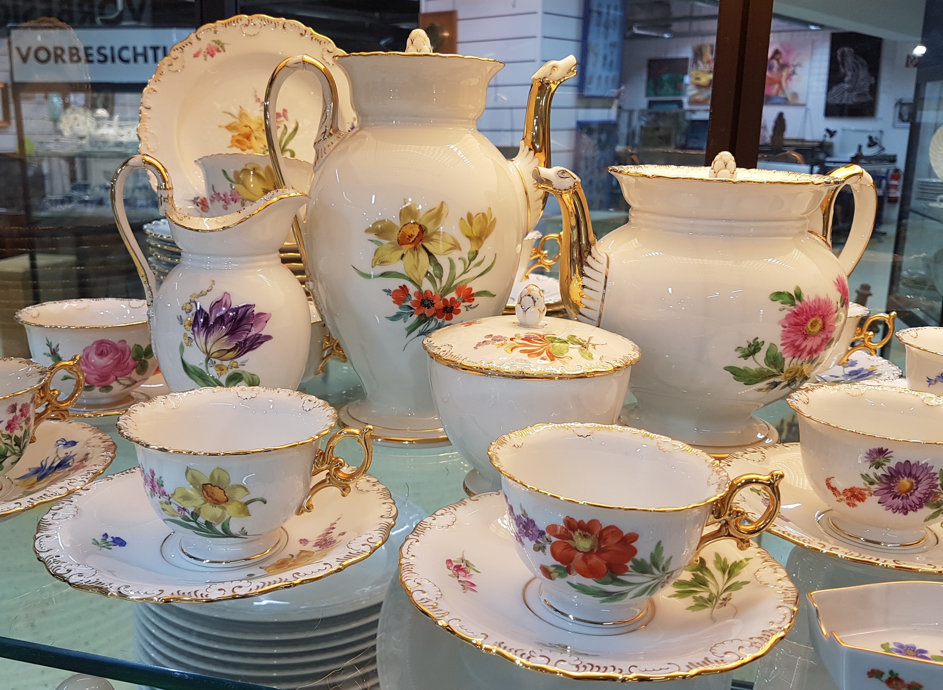Detail a: Kaffee- und Teeservice, Meissen, Pfeifferzeit, 1.Wahl, Porzellan, Gold angespitzt, Frühlingsblumen, 12 Tassen mit UT, 12 Teller D. 18,5 cm, ...