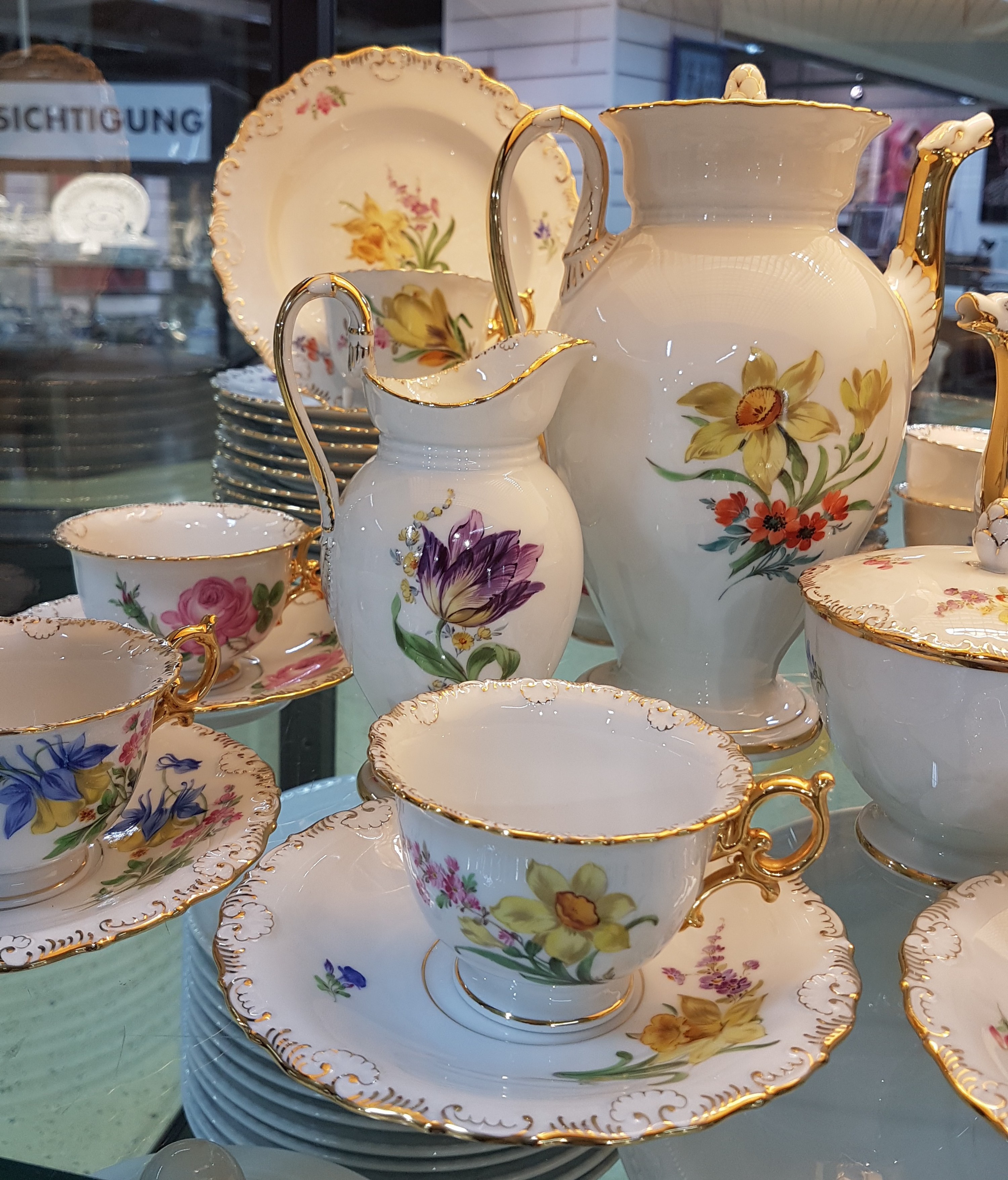 Detail b: Kaffee- und Teeservice, Meissen, Pfeifferzeit, 1.Wahl, Porzellan, Gold angespitzt, Frühlingsblumen, 12 Tassen mit UT, 12 Teller D. 18,5 cm, ...