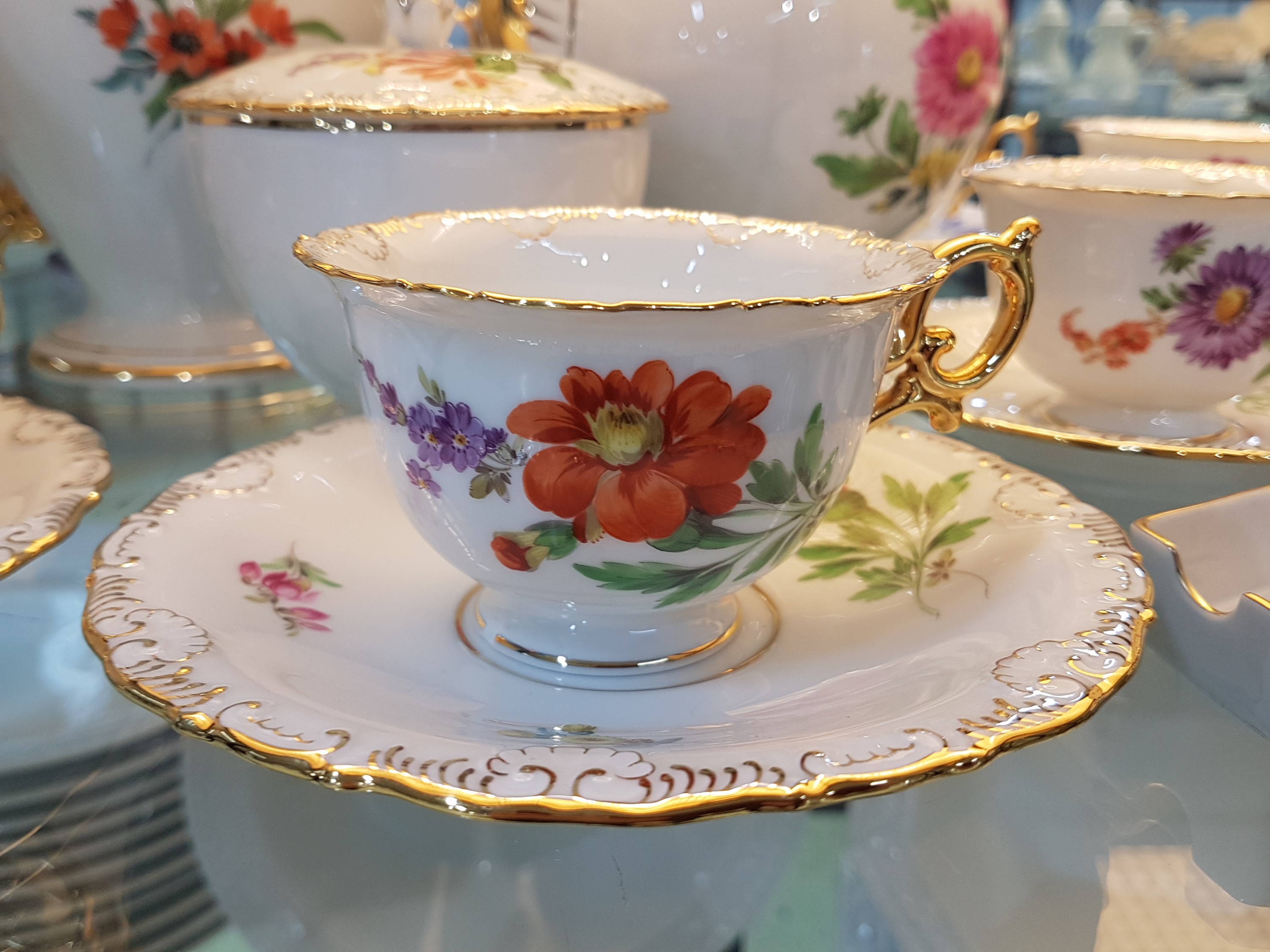 Detail c: Kaffee- und Teeservice, Meissen, Pfeifferzeit, 1.Wahl, Porzellan, Gold angespitzt, Frühlingsblumen, 12 Tassen mit UT, 12 Teller D. 18,5 cm, ...