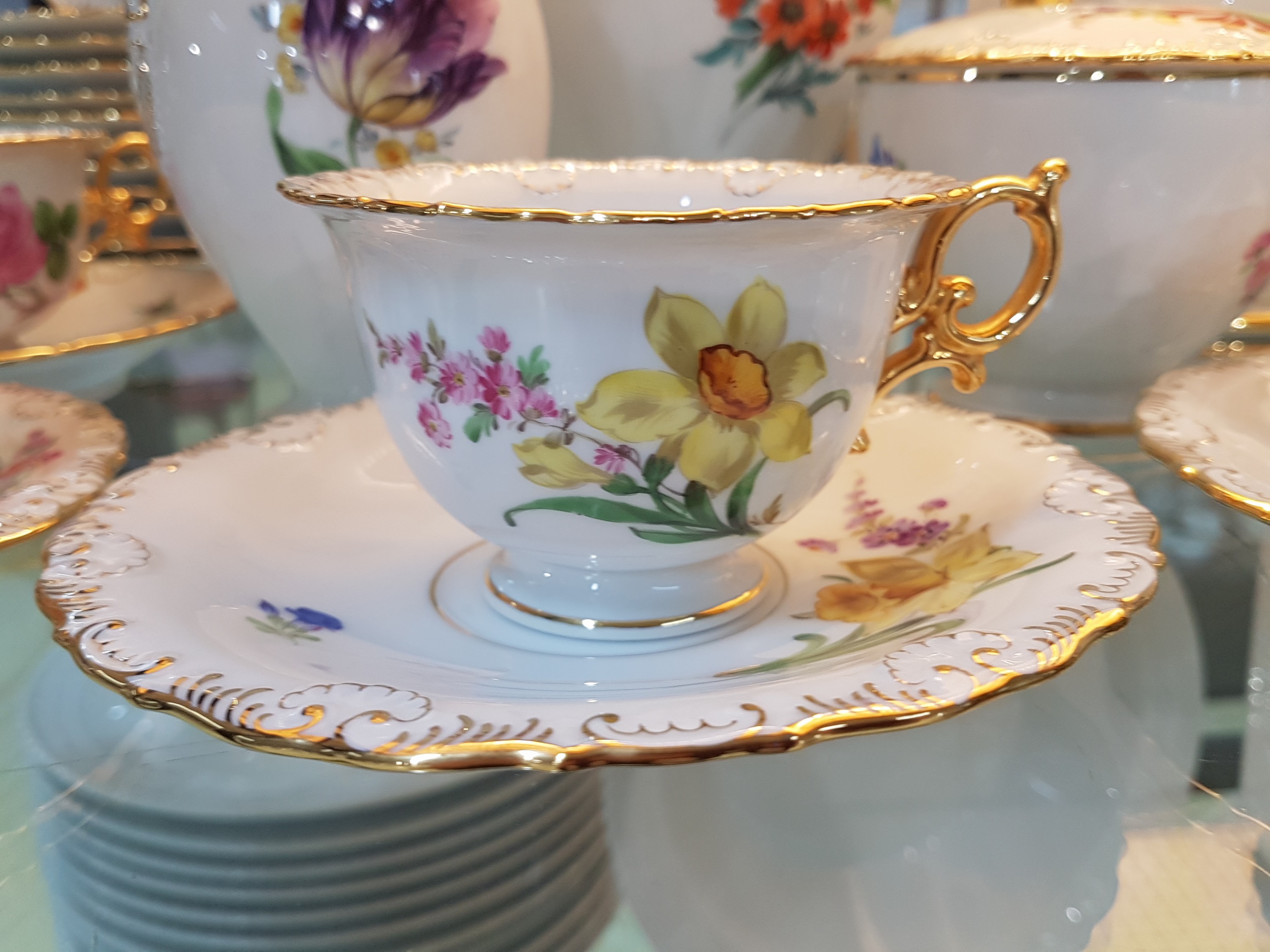Detail d: Kaffee- und Teeservice, Meissen, Pfeifferzeit, 1.Wahl, Porzellan, Gold angespitzt, Frühlingsblumen, 12 Tassen mit UT, 12 Teller D. 18,5 cm, ...