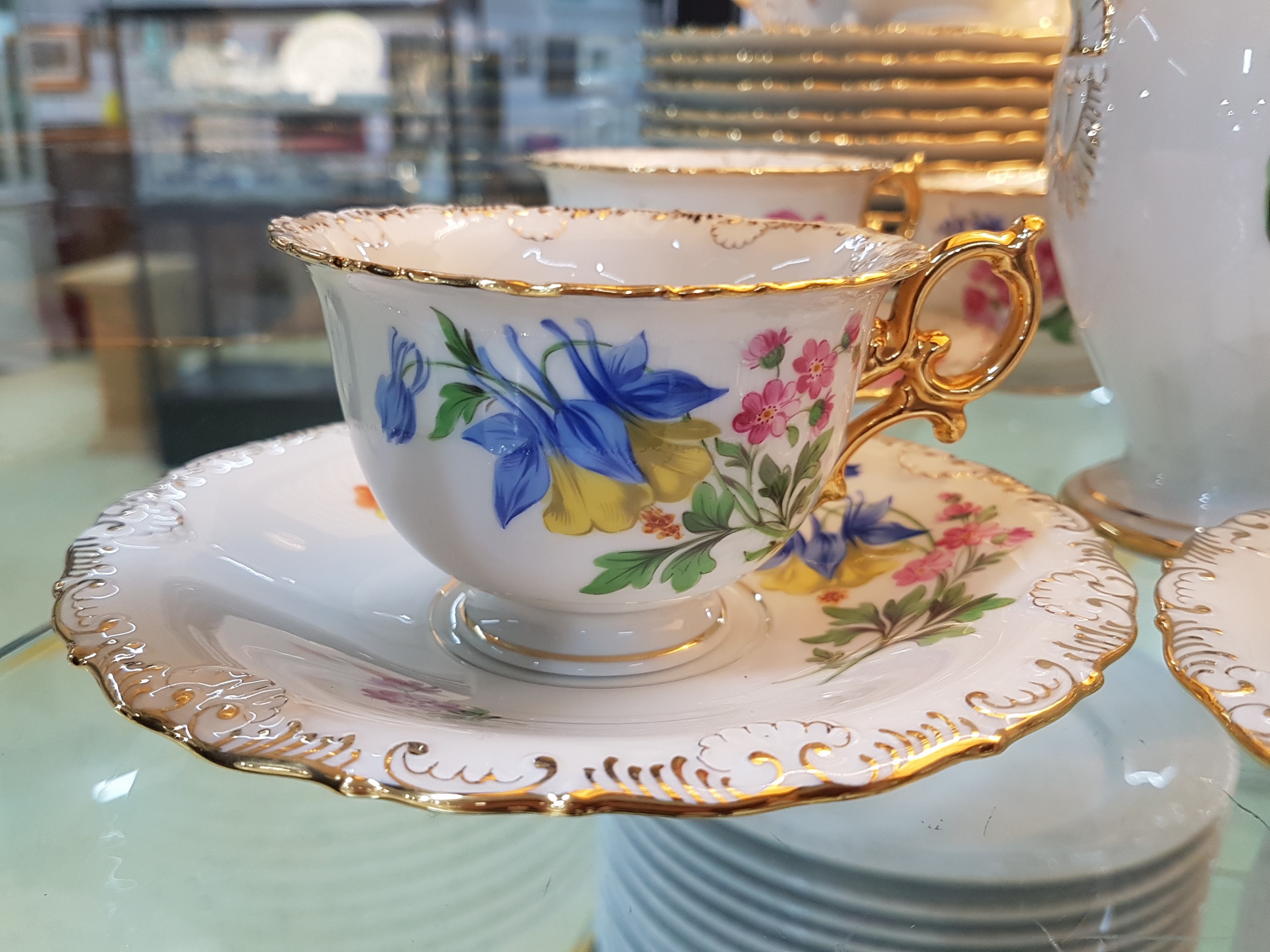 Detail e: Kaffee- und Teeservice, Meissen, Pfeifferzeit, 1.Wahl, Porzellan, Gold angespitzt, Frühlingsblumen, 12 Tassen mit UT, 12 Teller D. 18,5 cm, ...