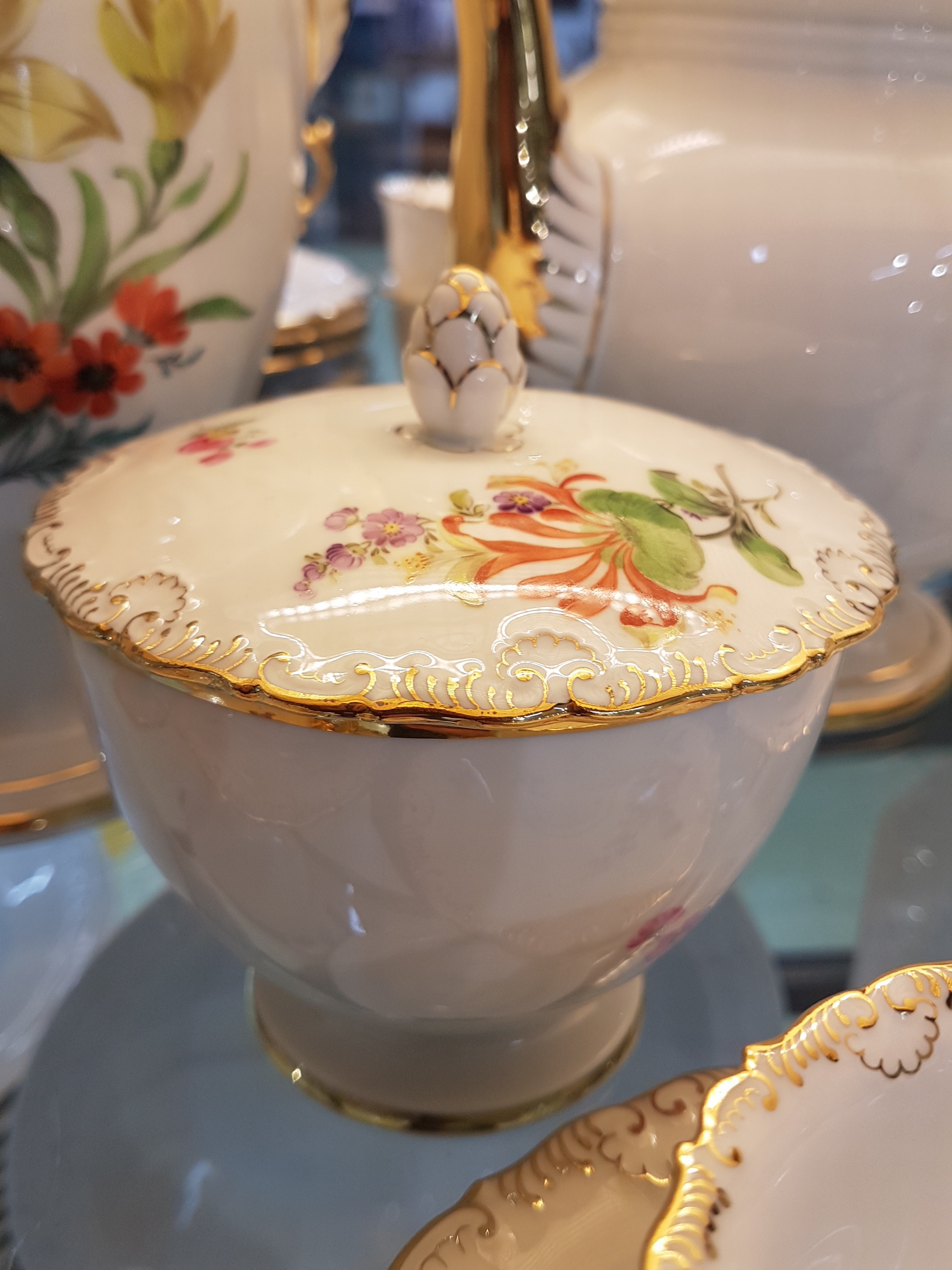Detail f: Kaffee- und Teeservice, Meissen, Pfeifferzeit, 1.Wahl, Porzellan, Gold angespitzt, Frühlingsblumen, 12 Tassen mit UT, 12 Teller D. 18,5 cm, ...
