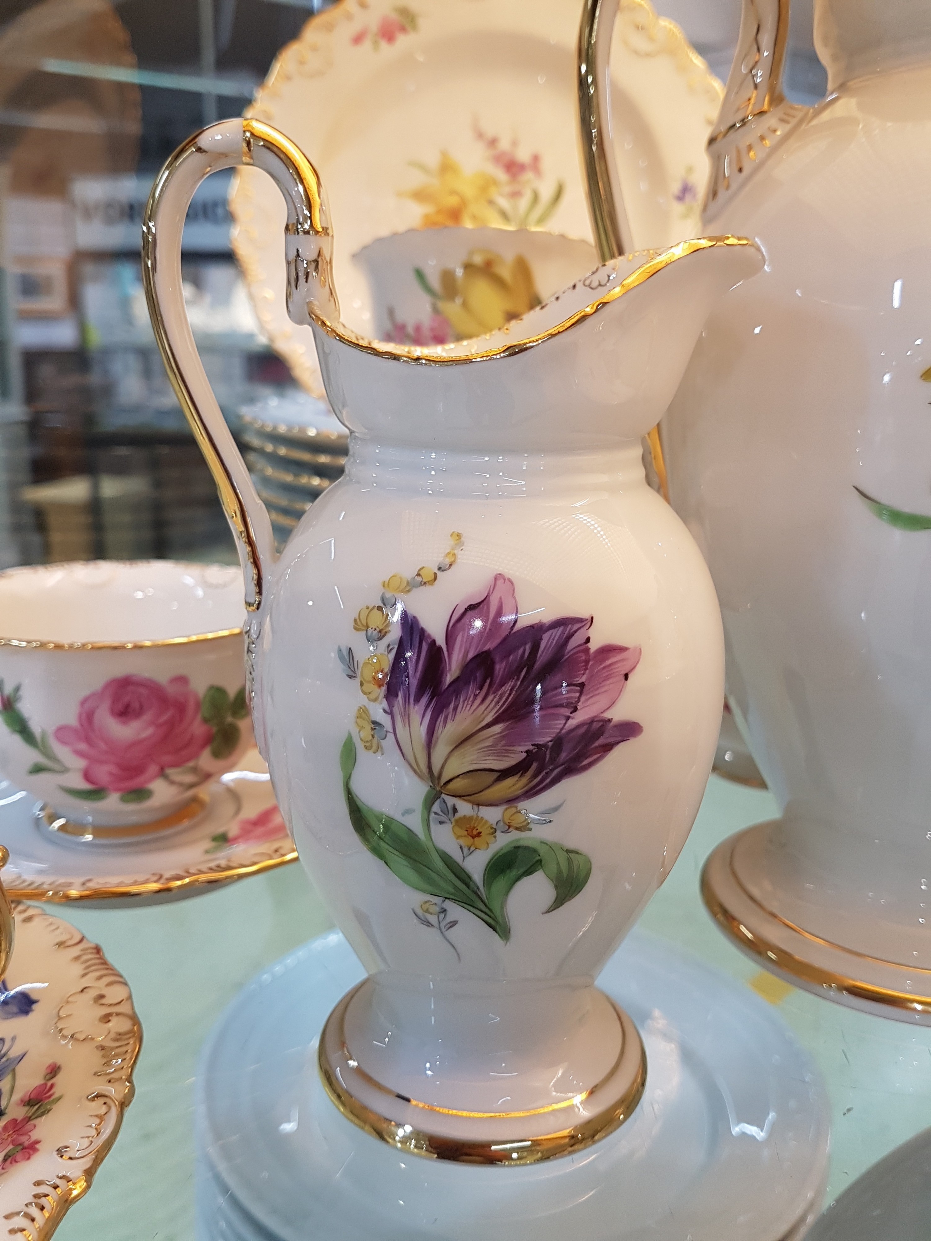 Detail g: Kaffee- und Teeservice, Meissen, Pfeifferzeit, 1.Wahl, Porzellan, Gold angespitzt, Frühlingsblumen, 12 Tassen mit UT, 12 Teller D. 18,5 cm, ...