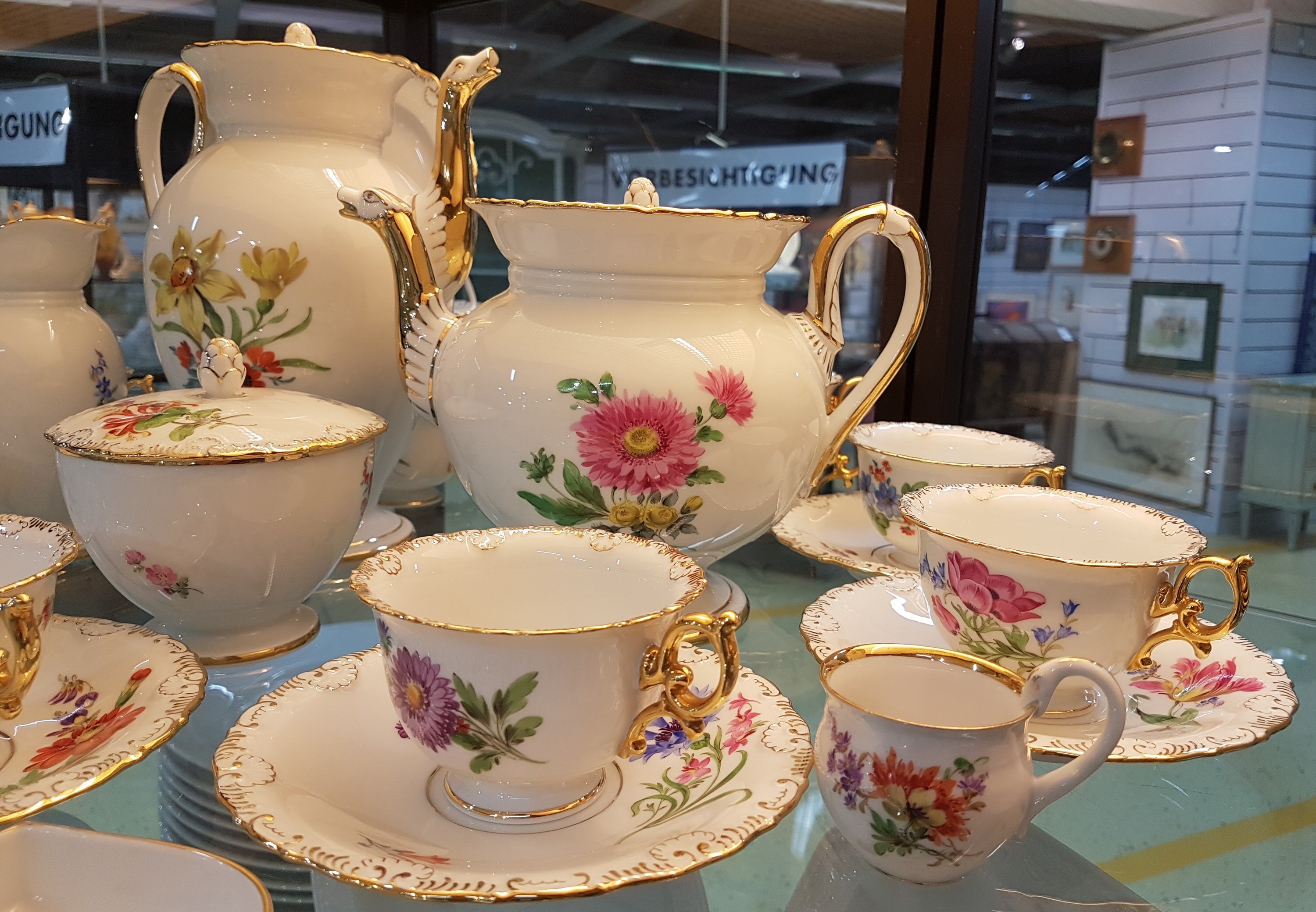 Detail h: Kaffee- und Teeservice, Meissen, Pfeifferzeit, 1.Wahl, Porzellan, Gold angespitzt, Frühlingsblumen, 12 Tassen mit UT, 12 Teller D. 18,5 cm, ...