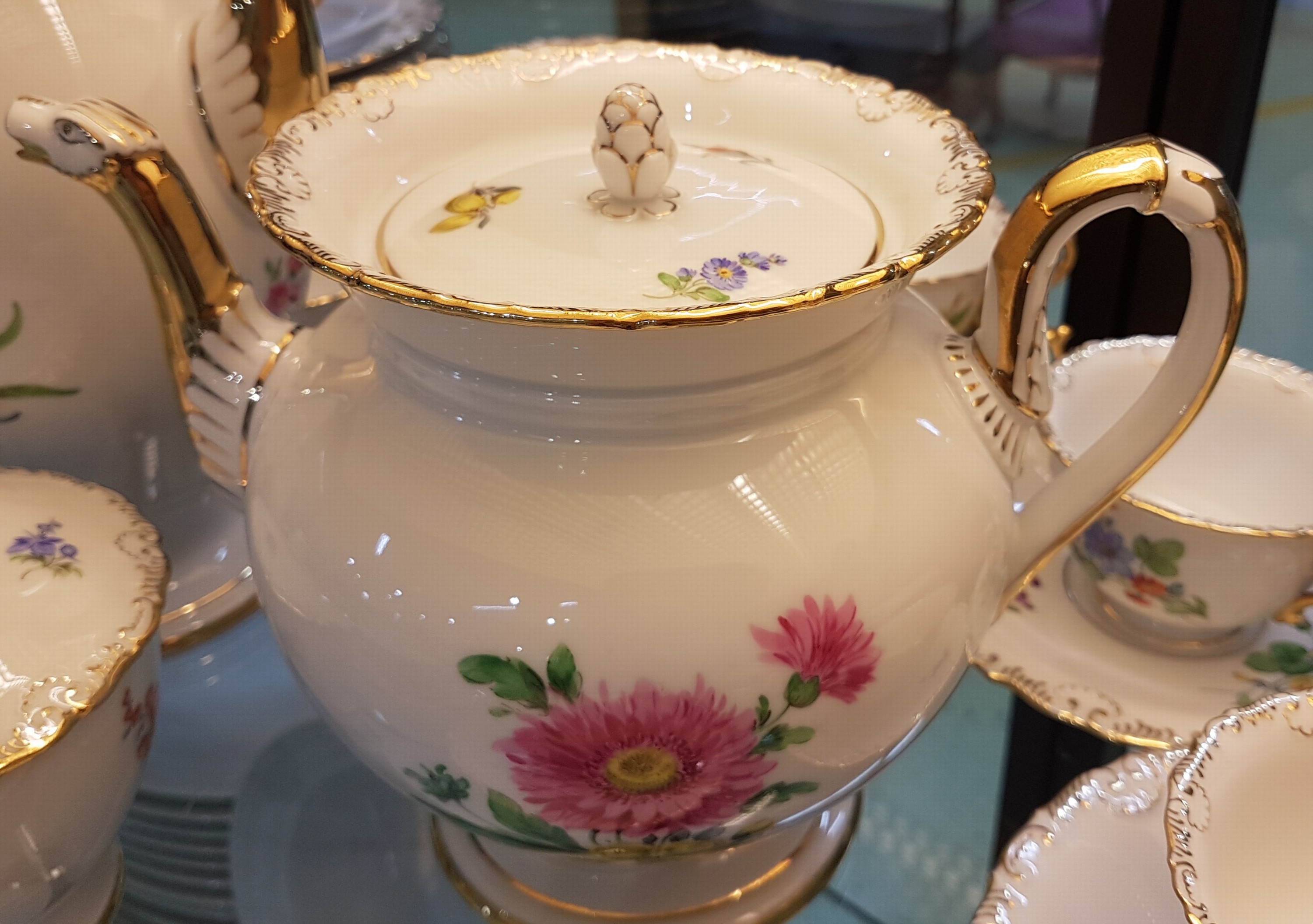 Detail i: Kaffee- und Teeservice, Meissen, Pfeifferzeit, 1.Wahl, Porzellan, Gold angespitzt, Frühlingsblumen, 12 Tassen mit UT, 12 Teller D. 18,5 cm, ...