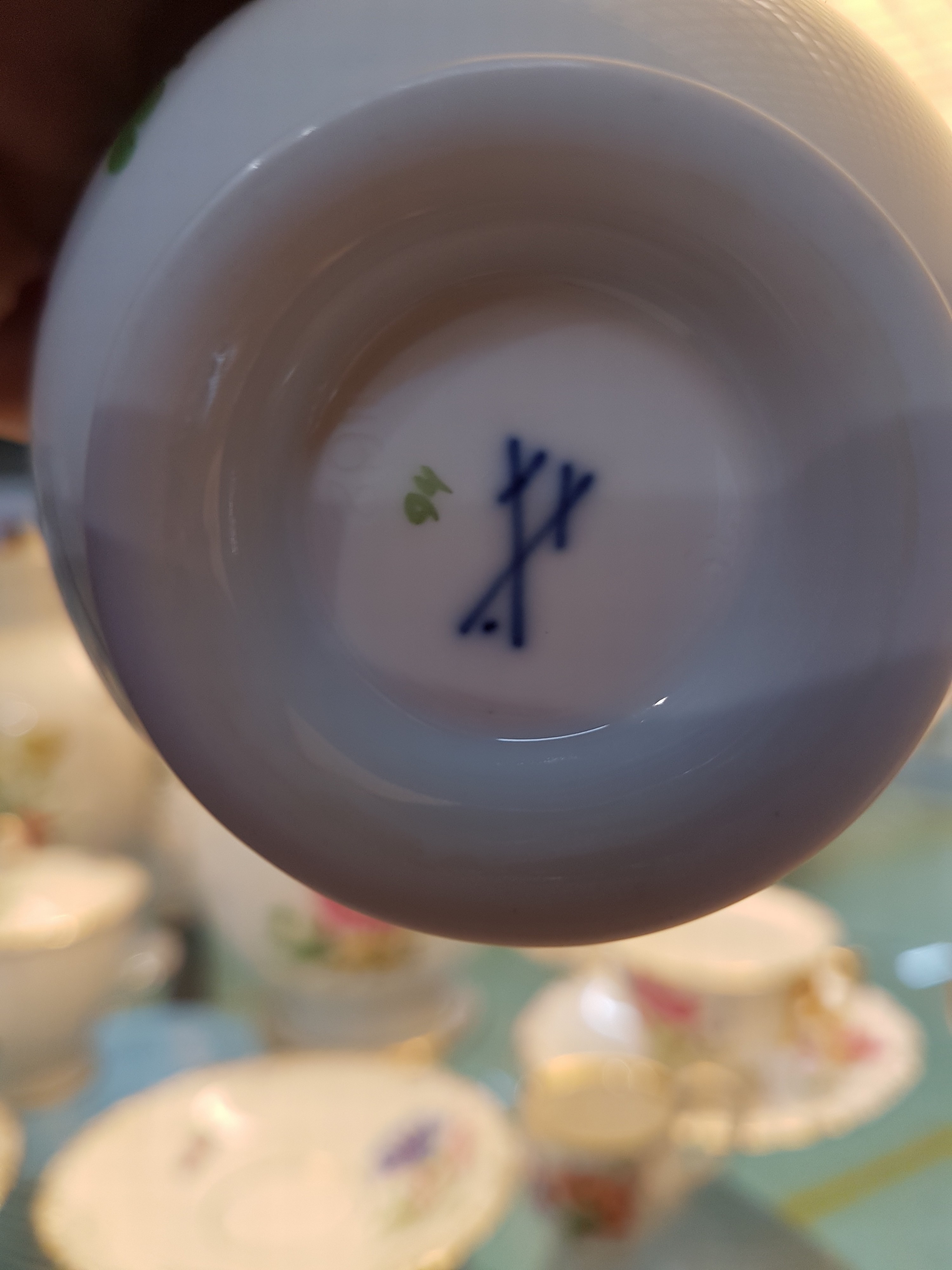 Detail j: Kaffee- und Teeservice, Meissen, Pfeifferzeit, 1.Wahl, Porzellan, Gold angespitzt, Frühlingsblumen, 12 Tassen mit UT, 12 Teller D. 18,5 cm, ...