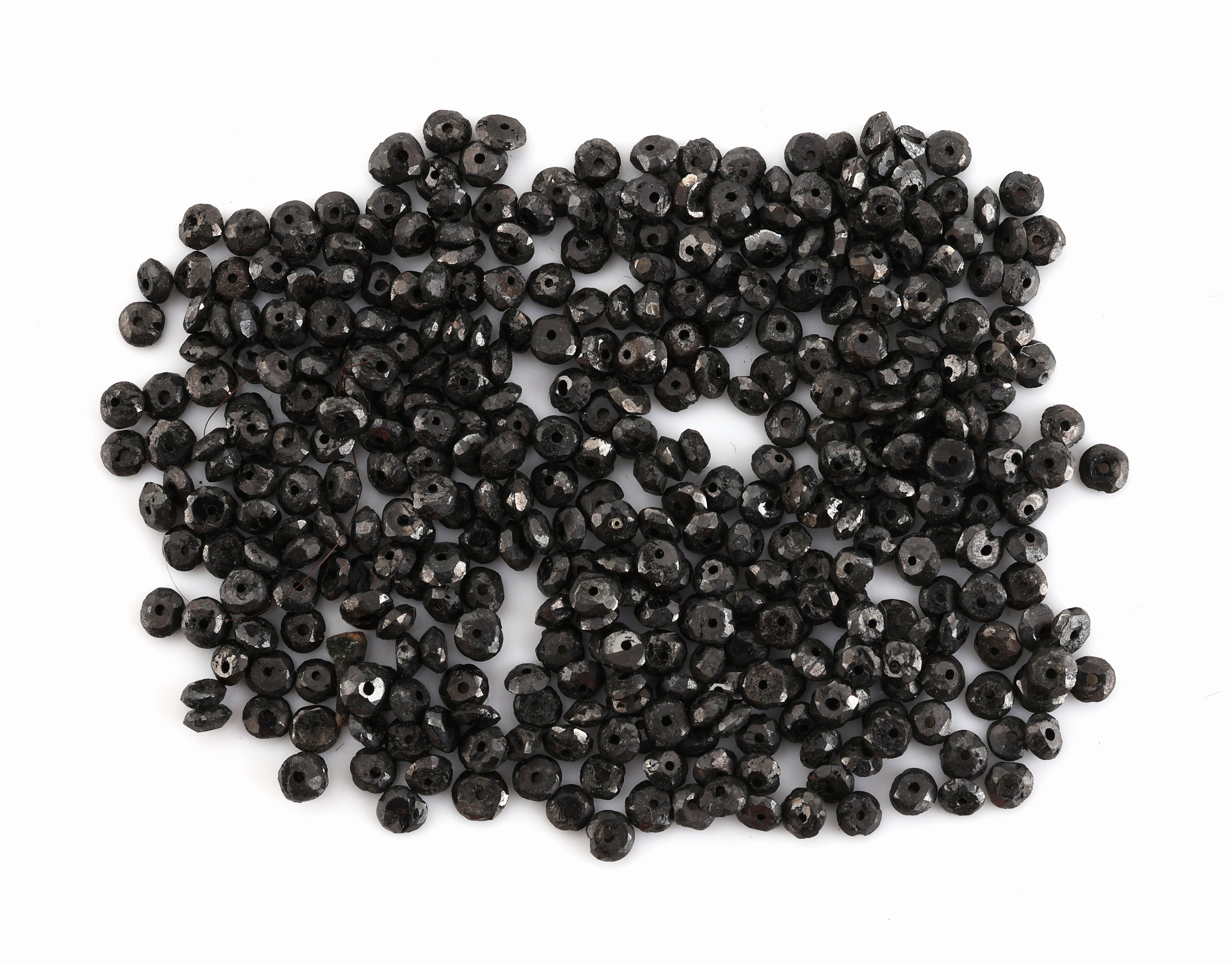 Image 27069957 - Lot loose black diamonds, total approx. 16.66 ct, bevelled and with drill holes
