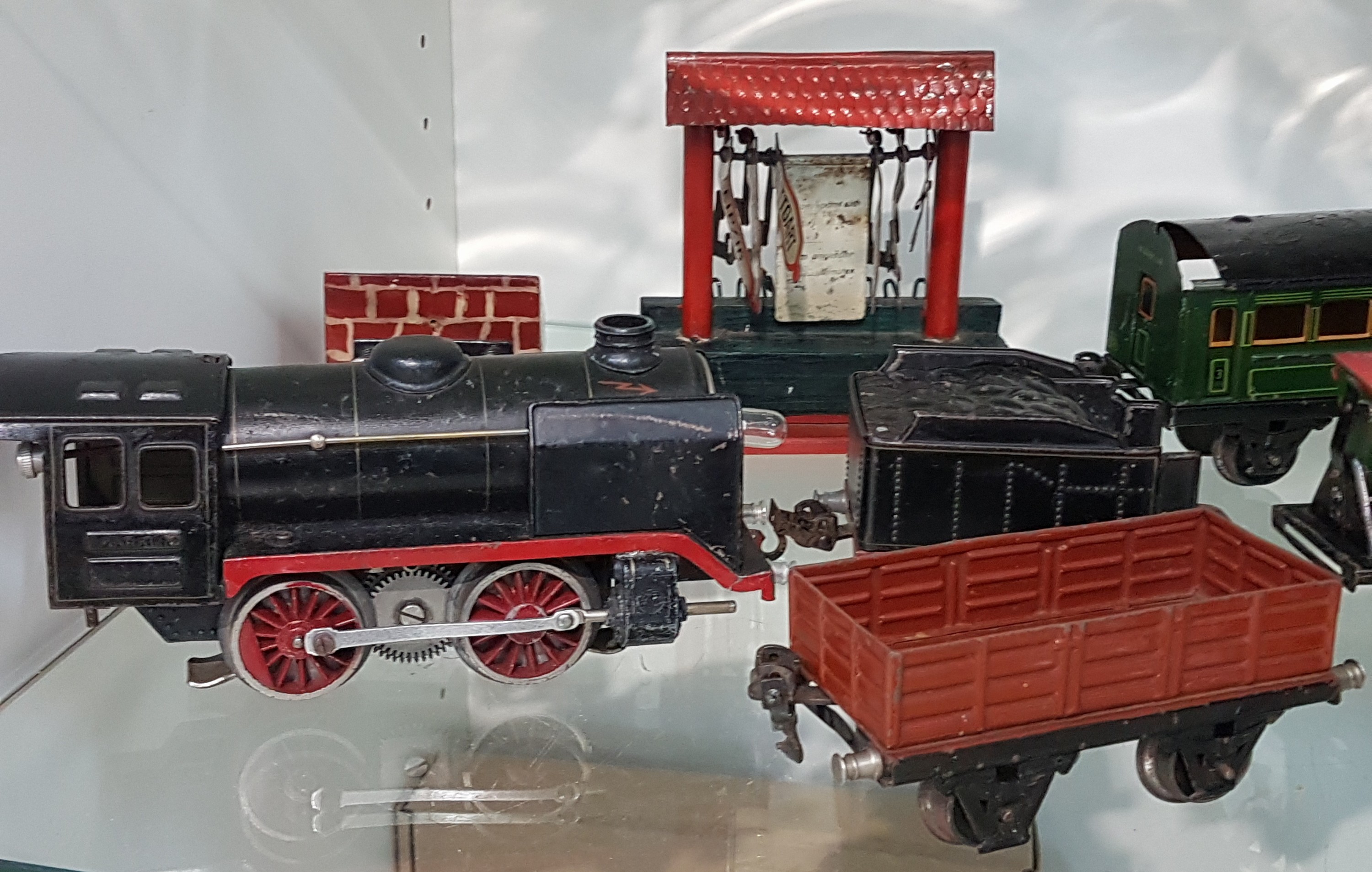 Detail a: Konvolut Modelleisenbahnen Spur 0, Märklin, Blech, Tender-Lokomotive R 900 (mit R 909), 3 Personenwägen 2x 17210 und 17190 in grün, ...