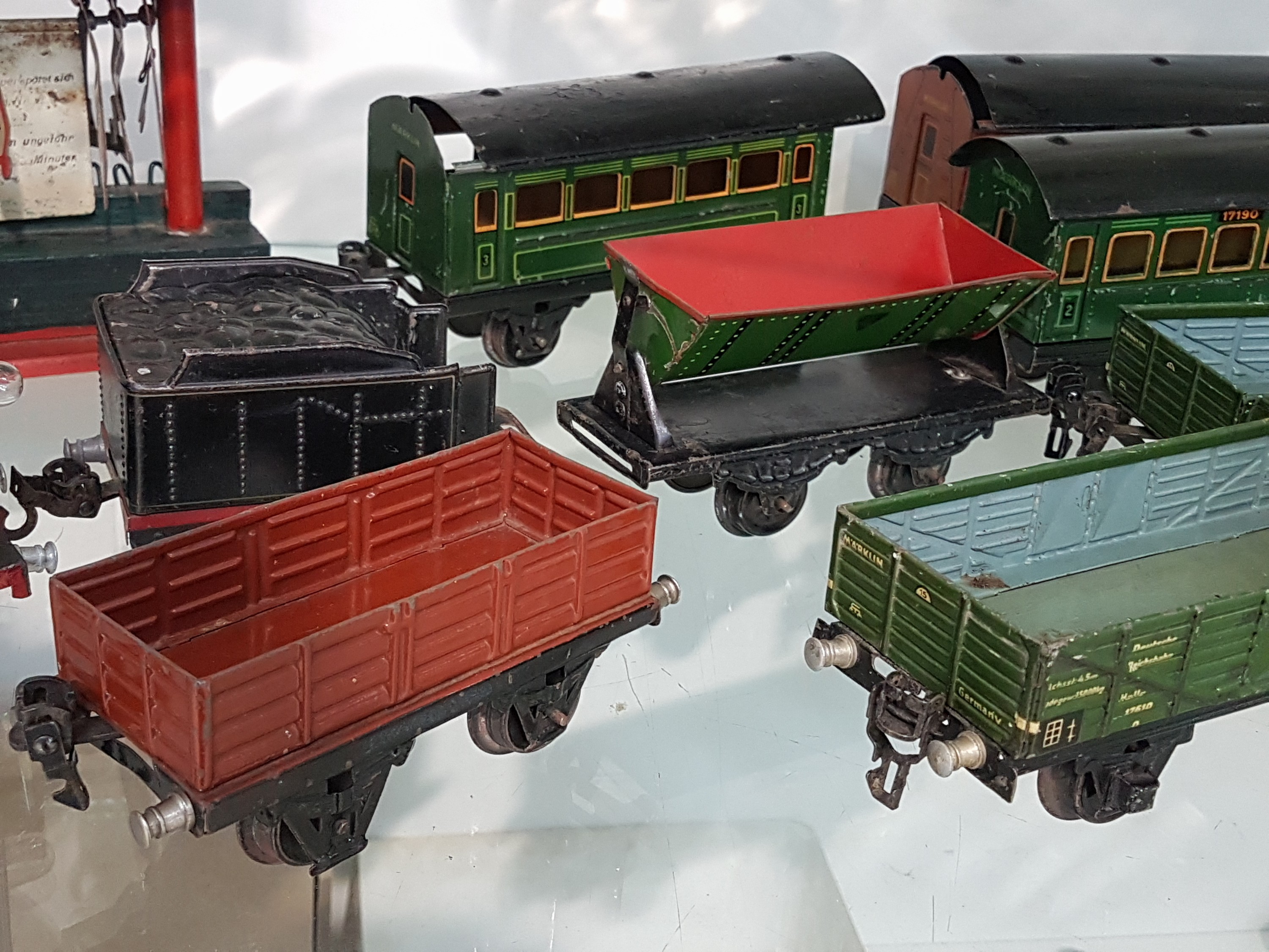 Detail b: Konvolut Modelleisenbahnen Spur 0, Märklin, Blech, Tender-Lokomotive R 900 (mit R 909), 3 Personenwägen 2x 17210 und 17190 in grün, ...