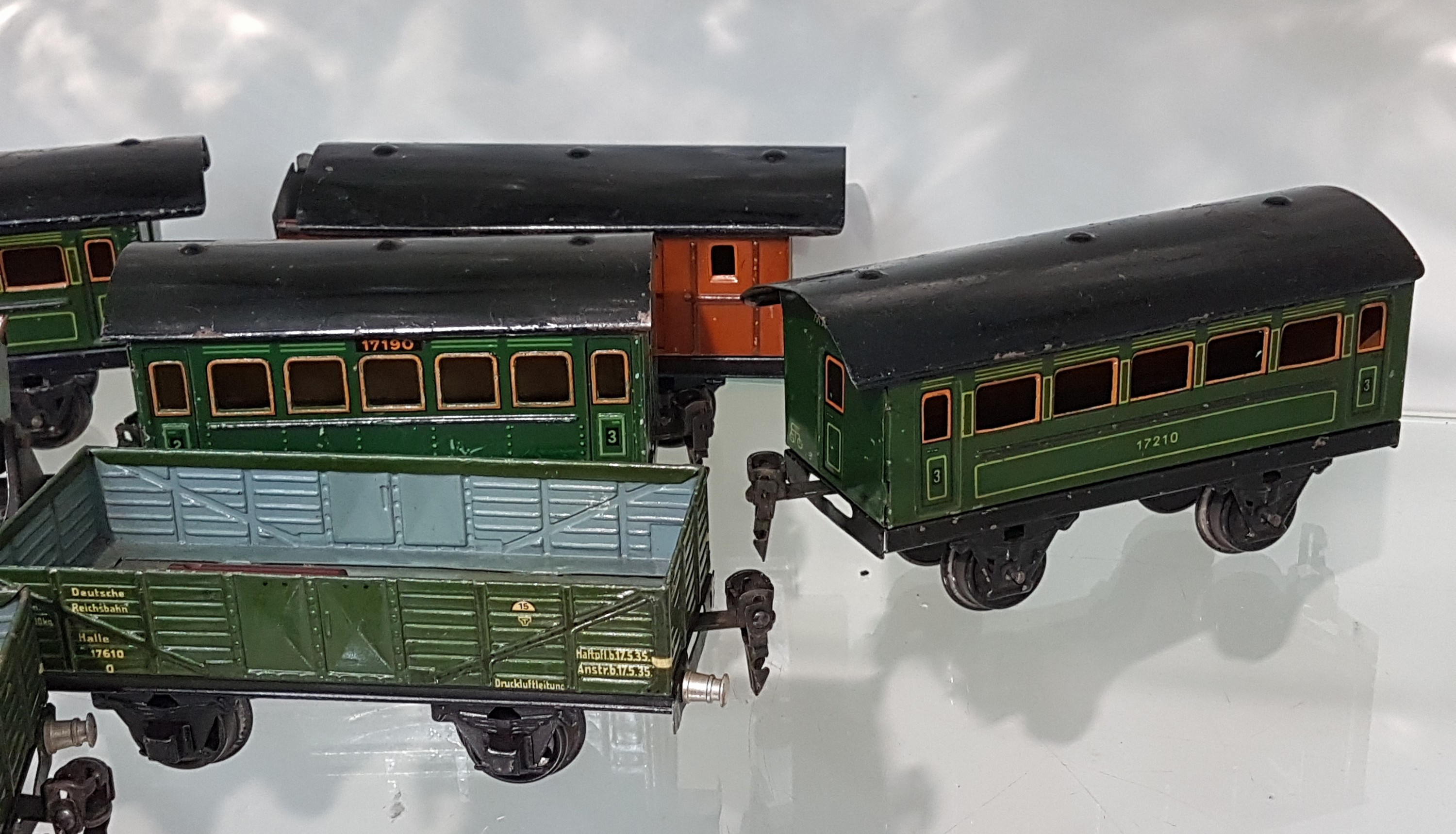 Detail c: Konvolut Modelleisenbahnen Spur 0, Märklin, Blech, Tender-Lokomotive R 900 (mit R 909), 3 Personenwägen 2x 17210 und 17190 in grün, ...