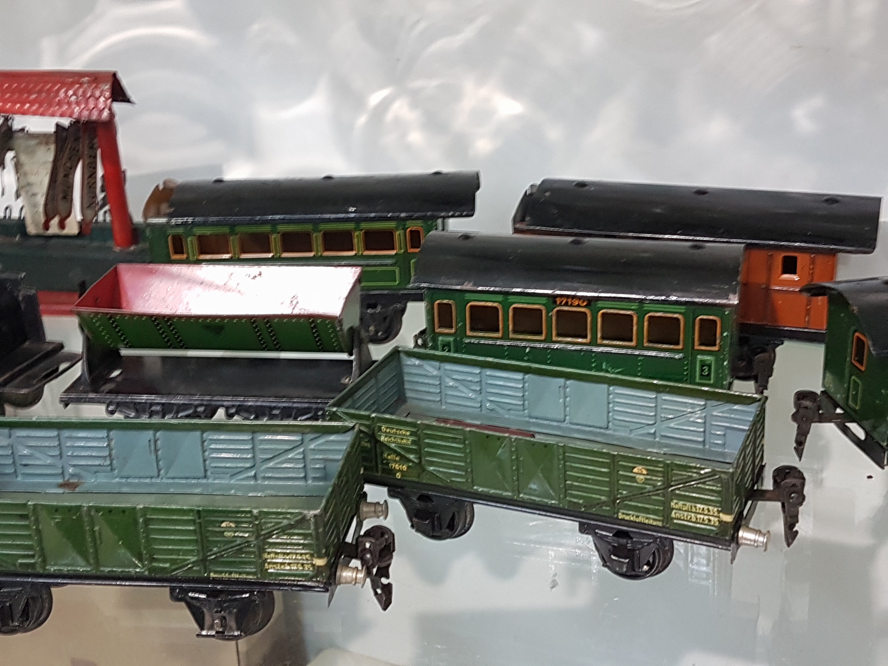 Detail d: Konvolut Modelleisenbahnen Spur 0, Märklin, Blech, Tender-Lokomotive R 900 (mit R 909), 3 Personenwägen 2x 17210 und 17190 in grün, ...