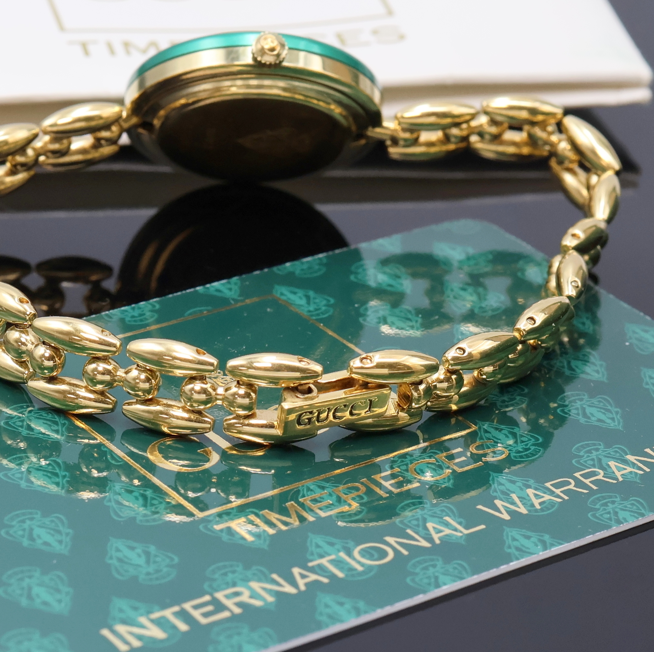 Detail d: GUCCI vergoldete Damenarmbanduhr mit Wechsel-Lünetten Referenz 11/12.2, Schweiz um 1995, quarz, orig. Band, Lünette verschr., weißes Zifferbl. m. ...