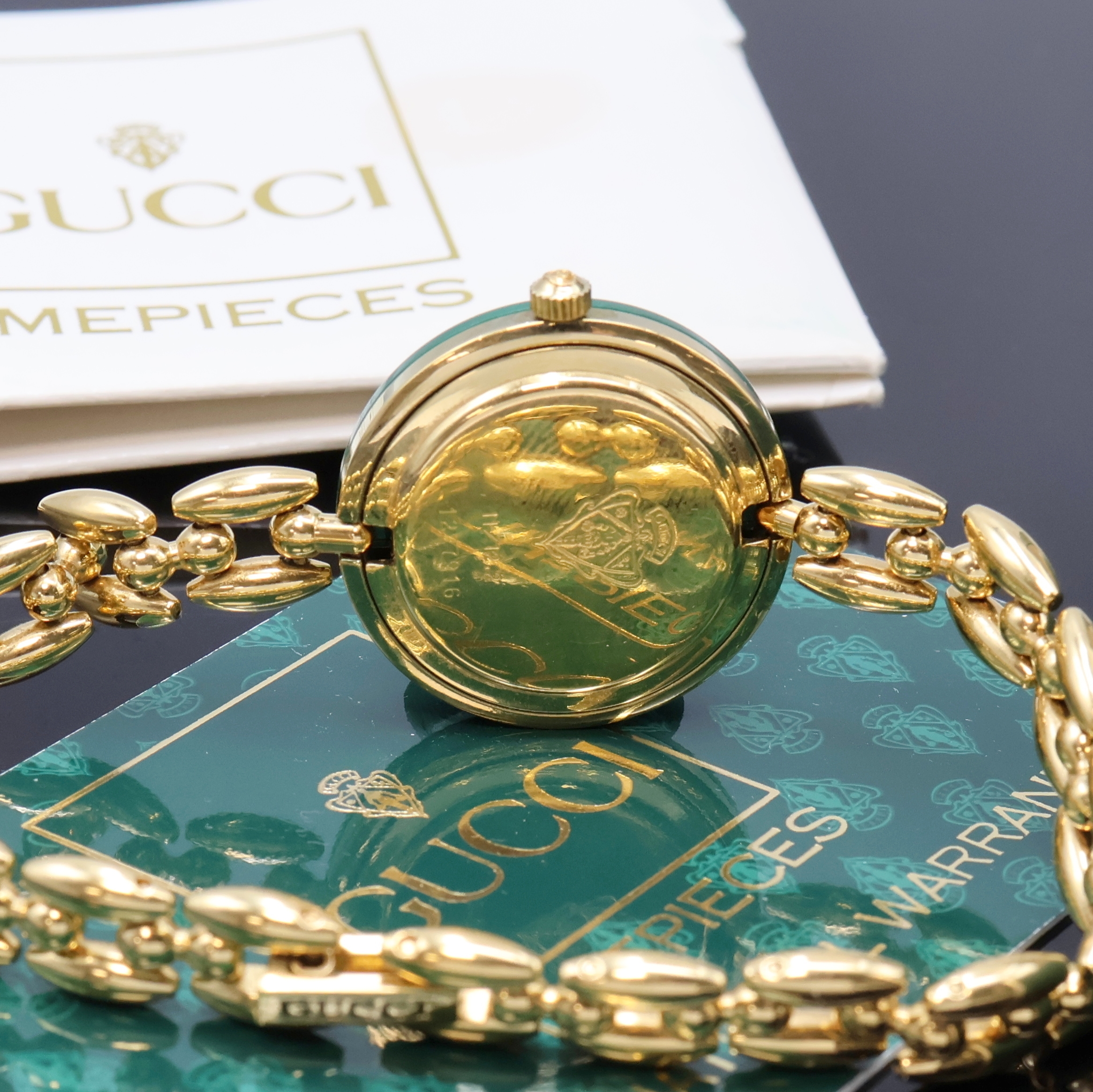 Detail e: GUCCI vergoldete Damenarmbanduhr mit Wechsel-Lünetten Referenz 11/12.2, Schweiz um 1995, quarz, orig. Band, Lünette verschr., weißes Zifferbl. m. ...