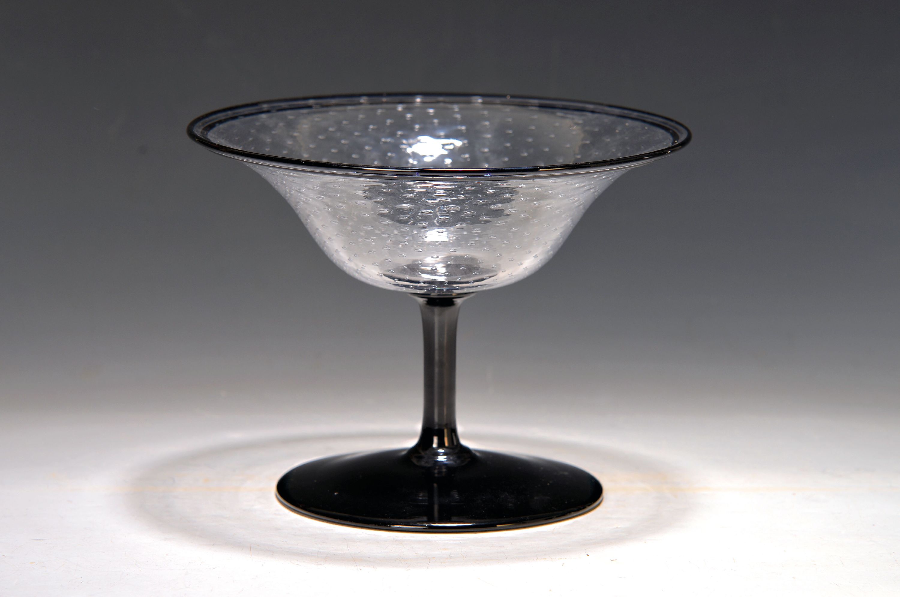 Image 27069969 - Fußschale, Art Verrier St. Louis, um 1930, dunkler Fuß, farblose Kuppa mit ...