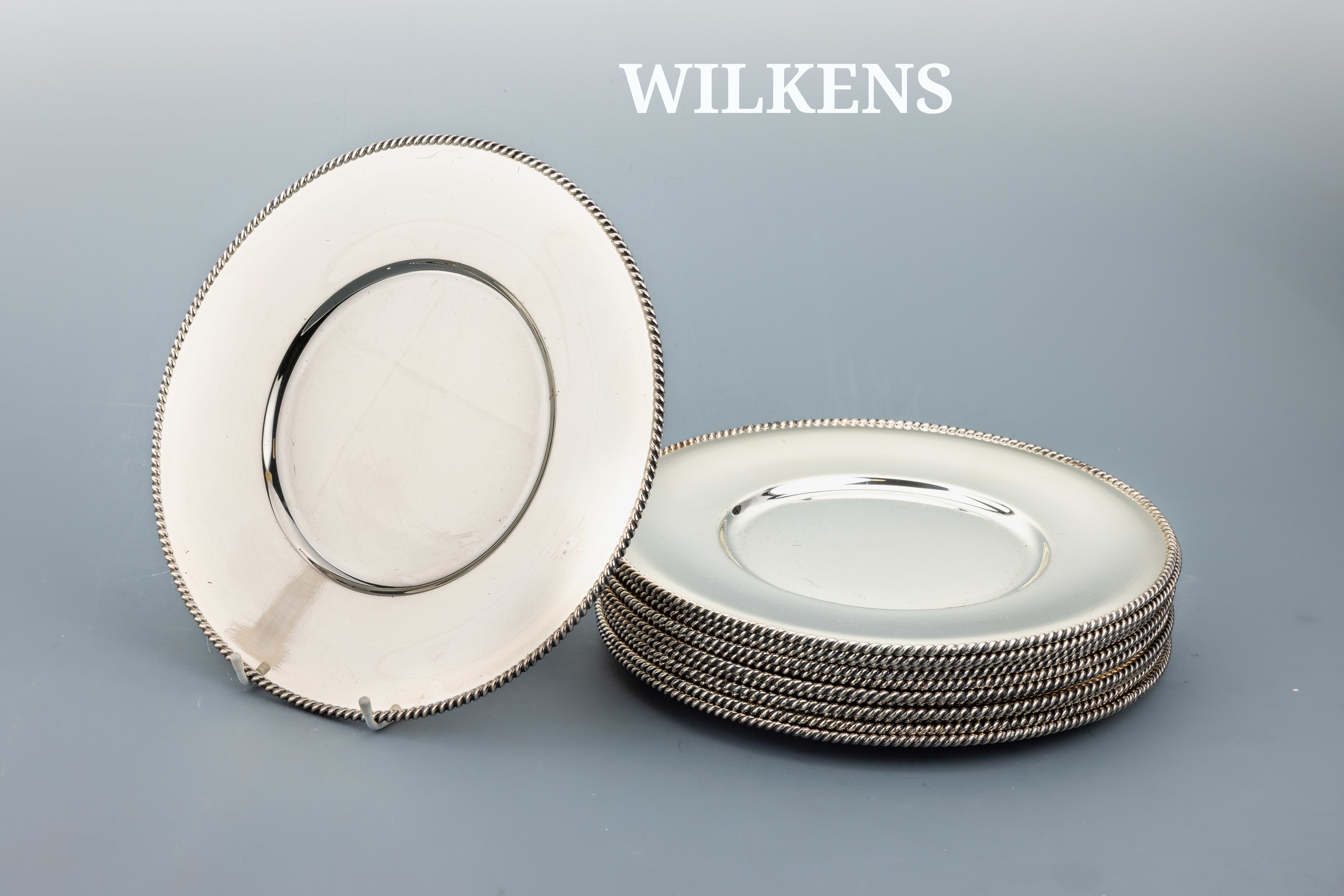 Image 27069970 - 12 Platzteller WILKENS BREMEN, Metall versilbert, Kordelrand, z.T. Gebr.- Spuren, ...