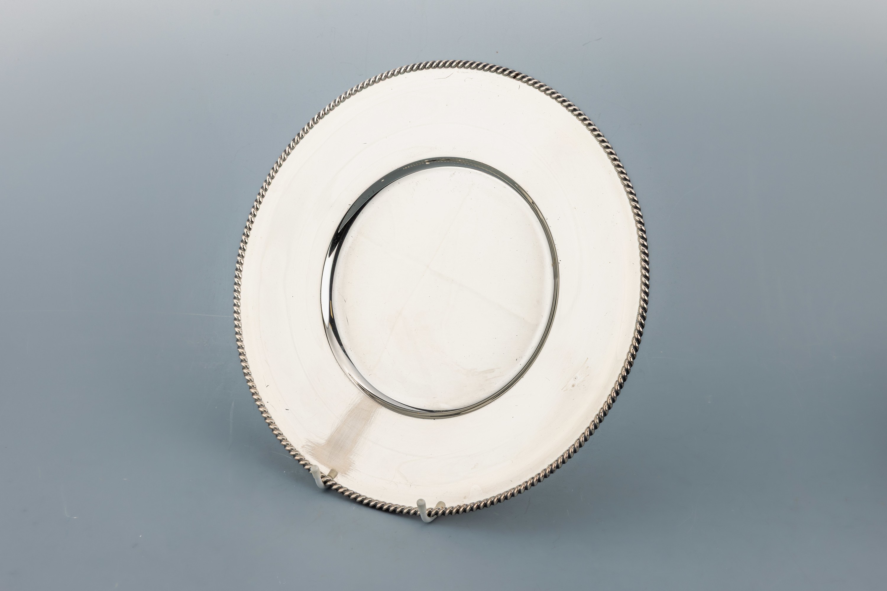 Detail a: 12 Platzteller WILKENS BREMEN, Metall versilbert, Kordelrand, z.T. Gebr.- Spuren, Durchm. ca. 29.5 cm