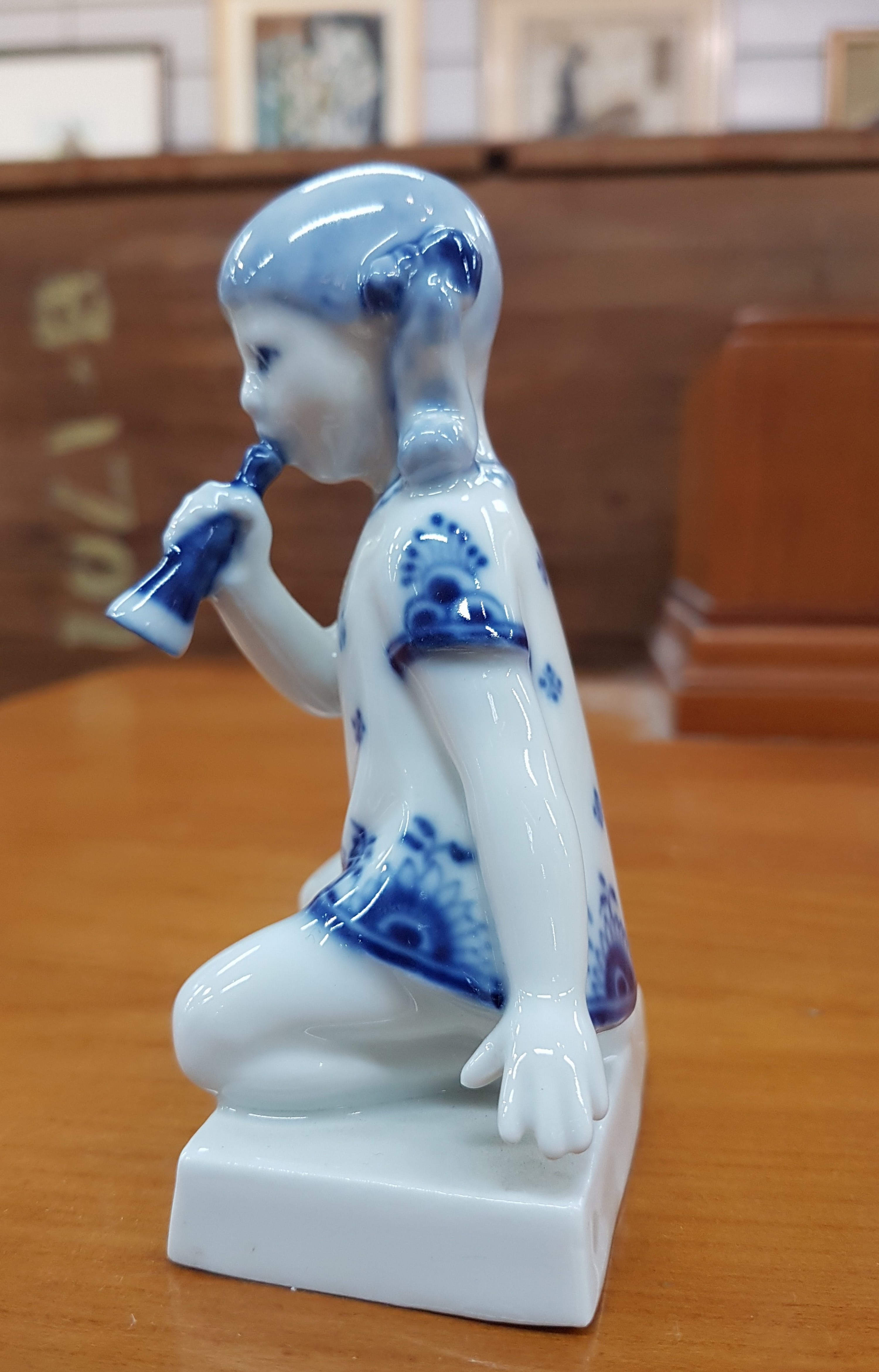 Detail b: Porzellanfigur, Kgl. Kopenhagen, Modellnr. 4796, Mädchen mit Flöte, blaue Bemalung unter der Glasur, H. ca. 10cm